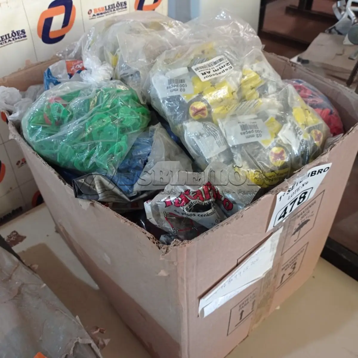 LOTE 478 - 01 LOTE COM VÁRIOS ESPAÇADORES PARA PISOS MARCAS E MODELOS DIVERSOS. (NO ESTADO) ATENÇÃO! FAZER A VISITAÇÃO ANTES DE ARREMATAR, NÃO SABEMOS SE FUNCIONA. LEILÃO NÃO TEM GARANTIA E NEM DEVOLUÇÃO, SUJEITO A POSSÍVEIS AVARIAS VISÍVEIS/OCULTAS E/OU AUSÊNCIA DE COMPONENTES.