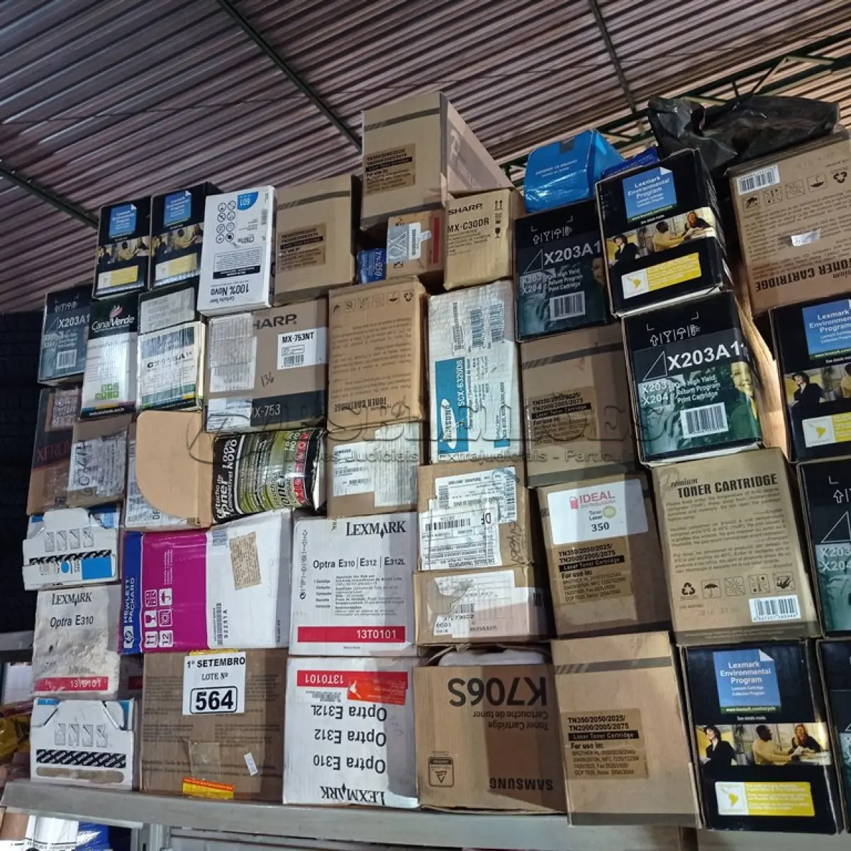 LOTE 564 - 01 LOTE COM GRANDE QUANTIDADE DE TONERS MARCAS E MODELOS DIVERSOS. (NO ESTADO) ATENÇÃO! FAZER A VISITAÇÃO ANTES DE ARREMATAR, NÃO SABEMOS SE FUNCIONA. LEILÃO NÃO TEM GARANTIA E NEM DEVOLUÇÃO, SUJEITO A POSSÍVEIS AVARIAS VISÍVEIS/OCULTAS E/OU AUSÊNCIA DE COMPONENTES.