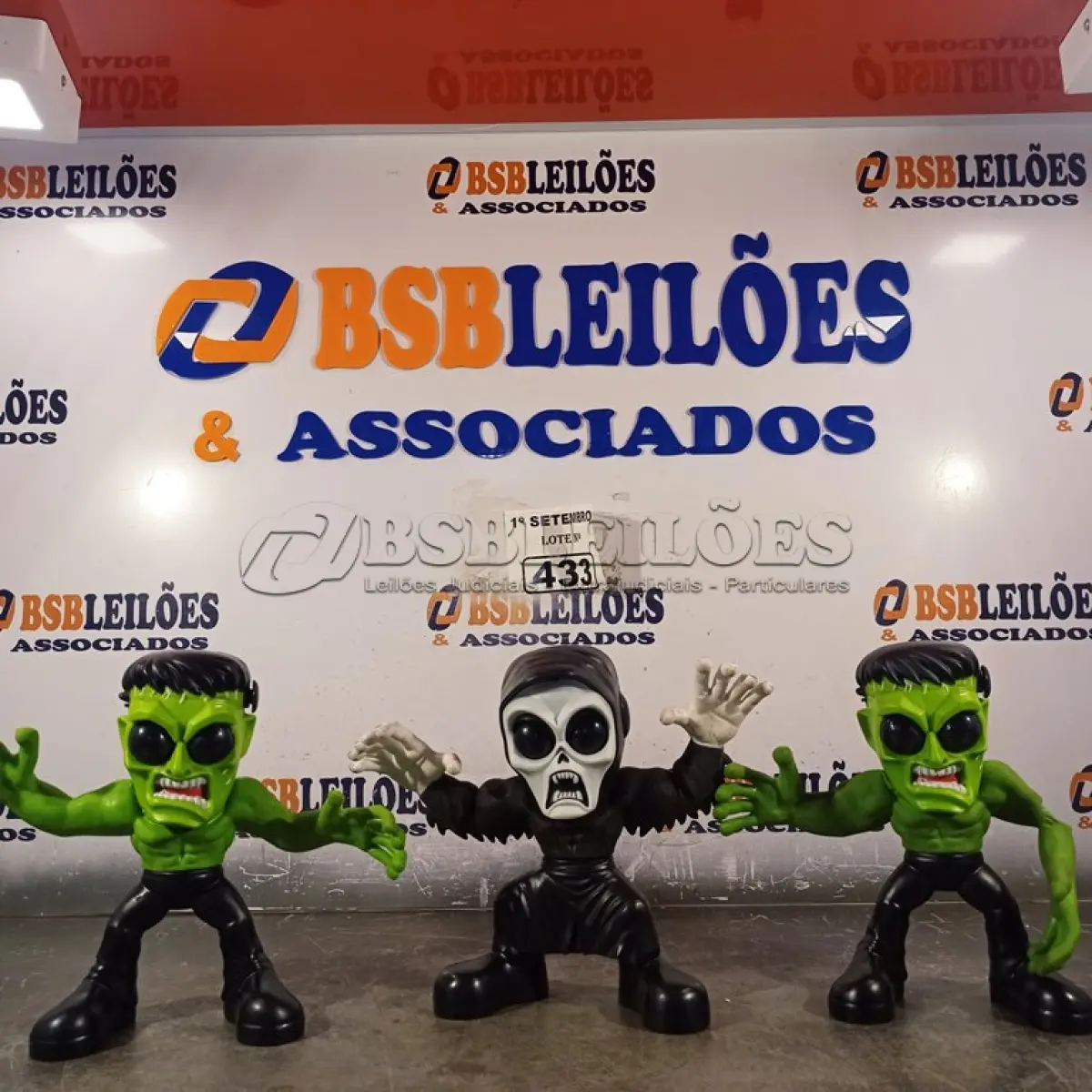 LOTE 433 - 03 BONECOS HORRIPILOIDE. (NO ESTADO) ATENÇÃO! FAZER A VISITAÇÃO ANTES DE ARREMATAR, NÃO SABEMOS SE FUNCIONA. LEILÃO NÃO TEM GARANTIA E NEM DEVOLUÇÃO, SUJEITO A POSSÍVEIS AVARIAS VISÍVEIS/OCULTAS E/OU AUSÊNCIA DE COMPONENTES.