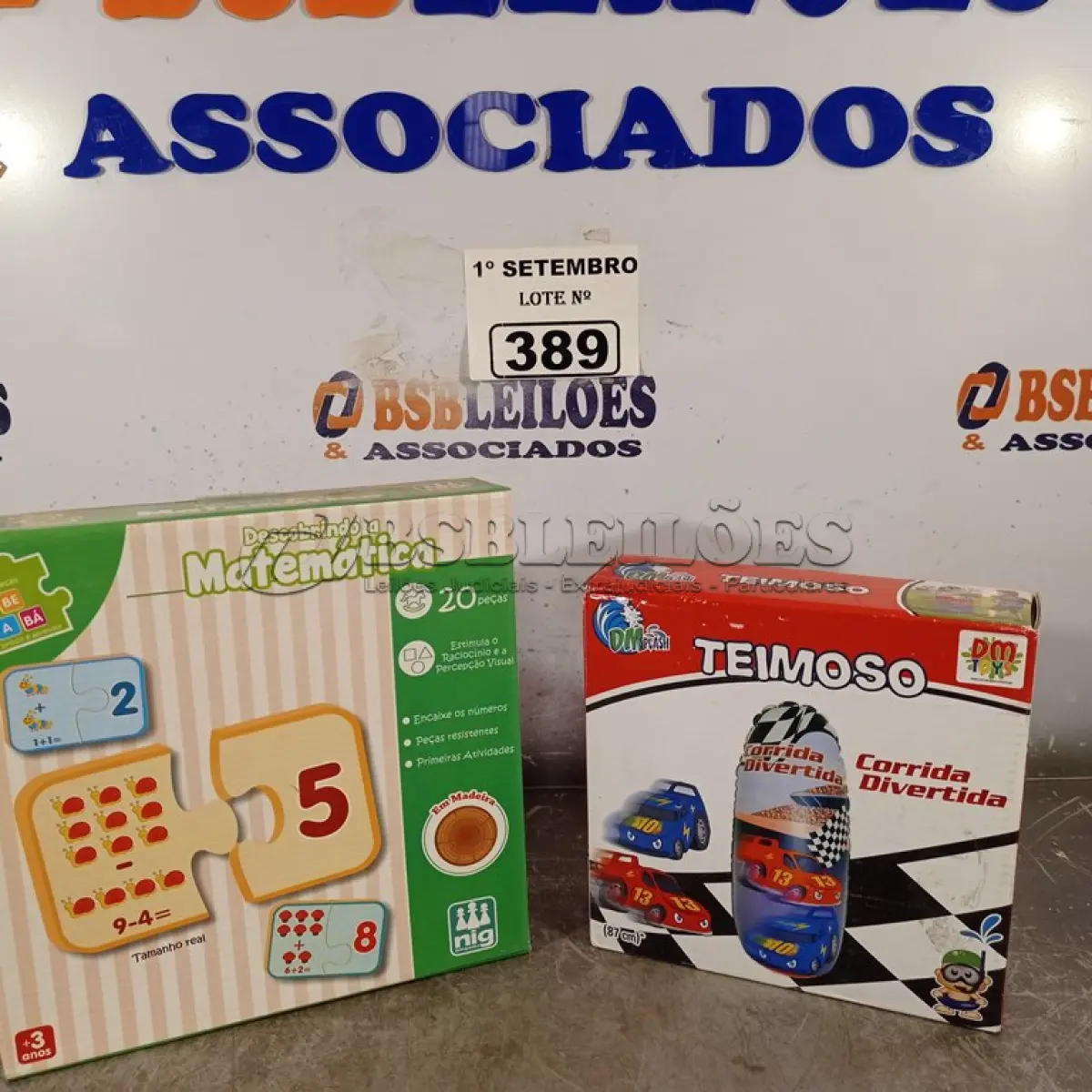 LOTE 389 - 01 BONECO JOÃO TEIMOSO E 01 JOGO DESCOBRINDO A MATEMÁTICA. (NO ESTADO) ATENÇÃO! FAZER A VISITAÇÃO ANTES DE ARREMATAR, NÃO SABEMOS SE FUNCIONA. LEILÃO NÃO TEM GARANTIA E NEM DEVOLUÇÃO, SUJEITO A POSSÍVEIS AVARIAS VISÍVEIS/OCULTAS E/OU AUSÊNCIA DE COMPONENTES.