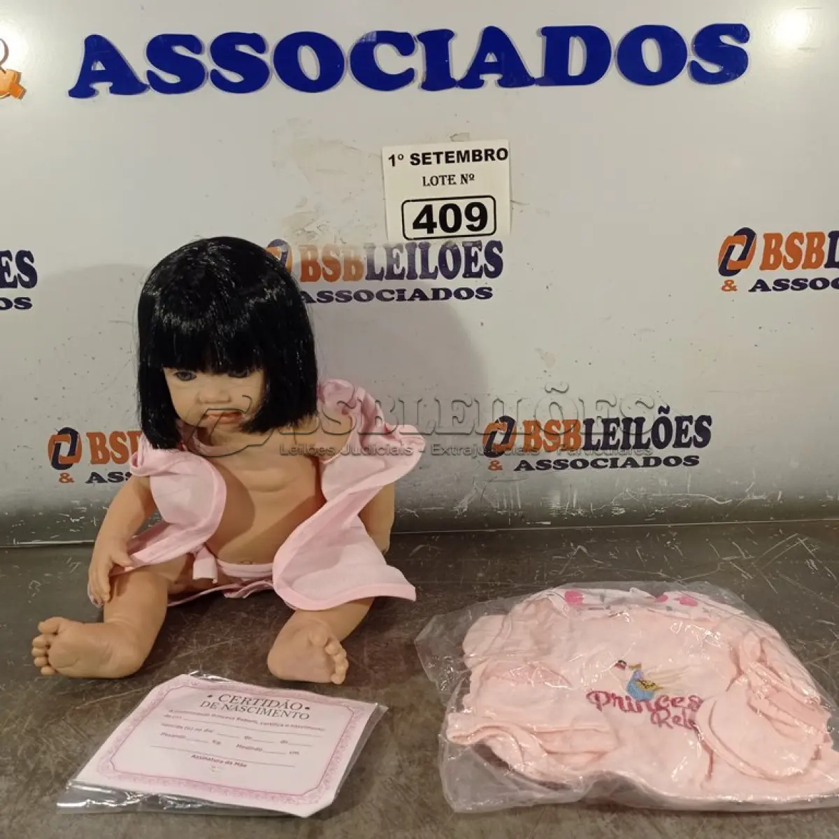 LOTE 409 - 01 BONECA BEBE REBORN. (NO ESTADO) ATENÇÃO! FAZER A VISITAÇÃO ANTES DE ARREMATAR, NÃO SABEMOS SE FUNCIONA. LEILÃO NÃO TEM GARANTIA E NEM DEVOLUÇÃO, SUJEITO A POSSÍVEIS AVARIAS VISÍVEIS/OCULTAS E/OU AUSÊNCIA DE COMPONENTES.