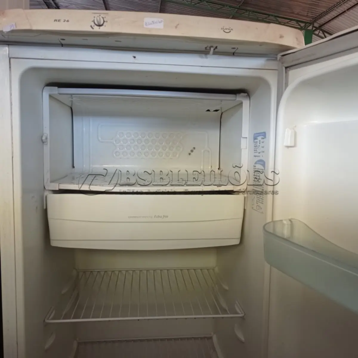 LOTE 518 - 01 GELADEIRA MARCA ELECTROLUX 220V. (NO ESTADO) ATENÇÃO! FAZER A VISITAÇÃO ANTES DE ARREMATAR, NÃO SABEMOS SE FUNCIONA. LEILÃO NÃO TEM GARANTIA E NEM DEVOLUÇÃO, SUJEITO A POSSÍVEIS AVARIAS VISÍVEIS/OCULTAS E/OU AUSÊNCIA DE COMPONENTES.