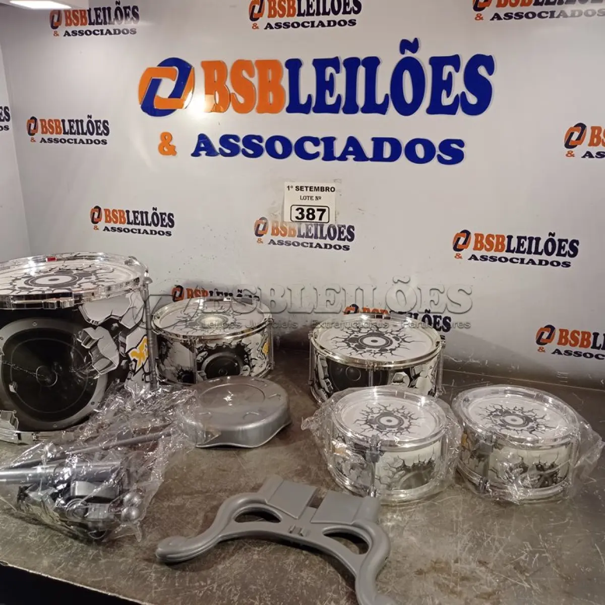LOTE 387 - 01 BATERIA INFANTIL. (NO ESTADO) ATENÇÃO! FAZER A VISITAÇÃO ANTES DE ARREMATAR, NÃO SABEMOS SE FUNCIONA. LEILÃO NÃO TEM GARANTIA E NEM DEVOLUÇÃO, SUJEITO A POSSÍVEIS AVARIAS VISÍVEIS/OCULTAS E/OU AUSÊNCIA DE COMPONENTES.