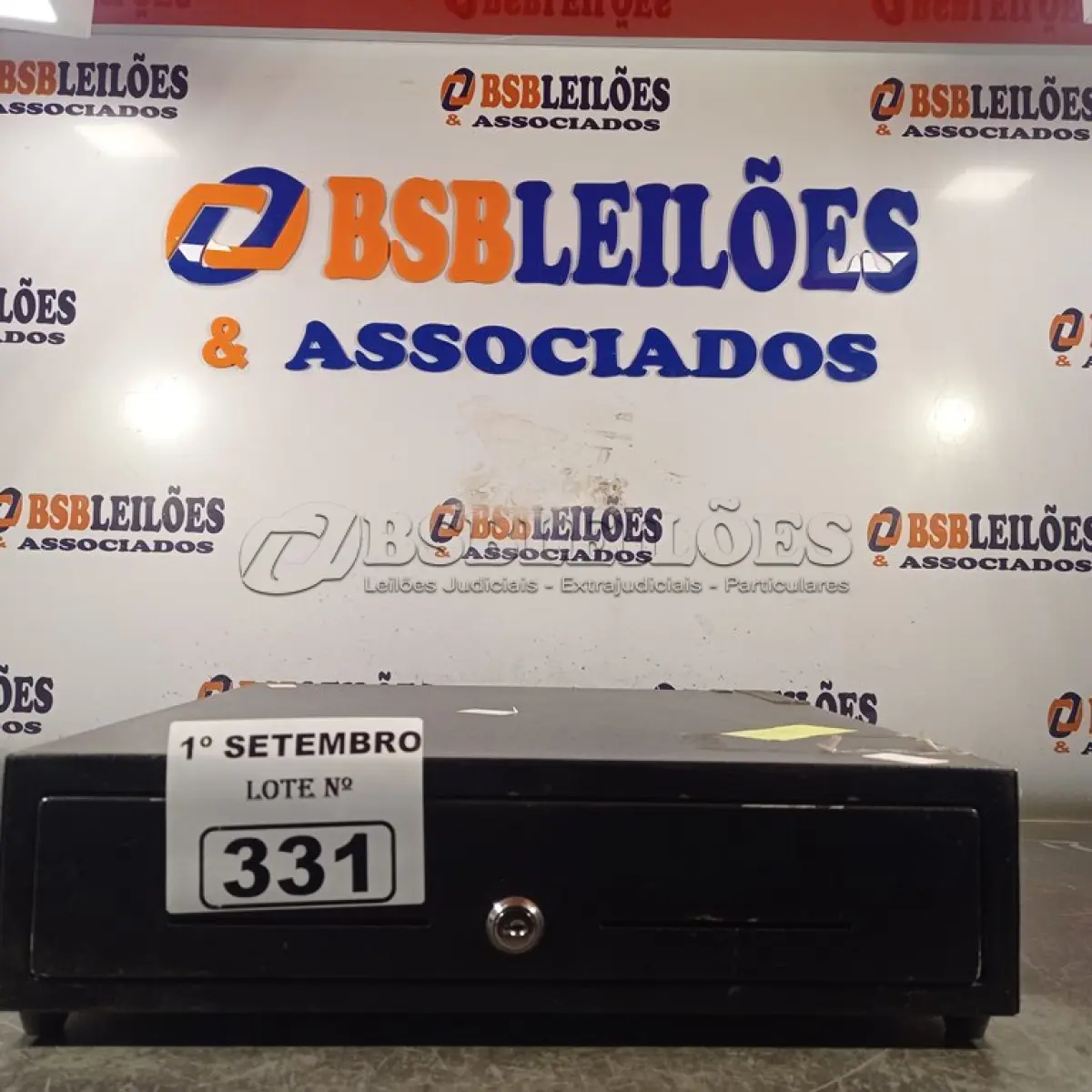 LOTE 331 - 01 GAVETA PARA CAIXA. (NO ESTADO) ATENÇÃO! FAZER A VISITAÇÃO ANTES DE ARREMATAR, NÃO SABEMOS SE FUNCIONA. LEILÃO NÃO TEM GARANTIA E NEM DEVOLUÇÃO, SUJEITO A POSSÍVEIS AVARIAS VISÍVEIS/OCULTAS E/OU AUSÊNCIA DE COMPONENTES.