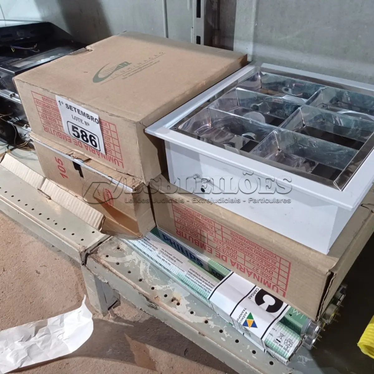 LOTE 586 - 04 LUMINÁRIAS QUADRADAS DE EMBUTIR E VÁRIAS LÂMPADAS FLUORESCENTE TUBULAR. (NO ESTADO) ATENÇÃO! FAZER A VISITAÇÃO ANTES DE ARREMATAR, NÃO SABEMOS SE FUNCIONA. LEILÃO NÃO TEM GARANTIA E NEM DEVOLUÇÃO, SUJEITO A POSSÍVEIS AVARIAS VISÍVEIS/OCULTAS E/OU AUSÊNCIA DE COMPONENTES.