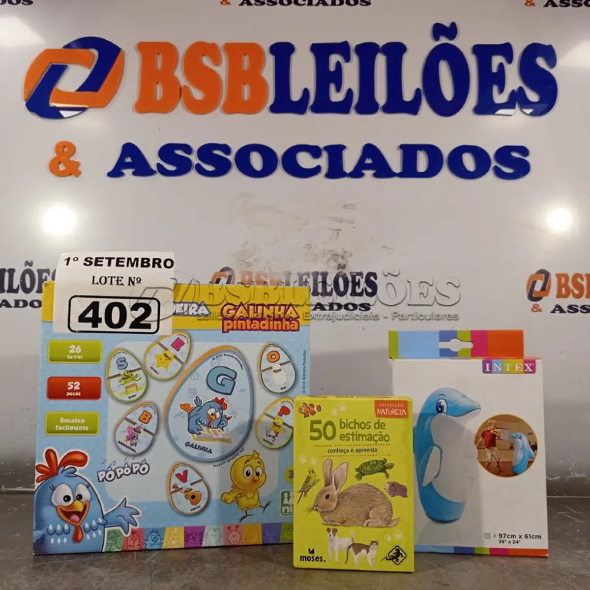 LOTE 402 - 01 ALFABETO DE MADEIRA DA GALINHA PINTADINHA, 01 BONECO JOÃO TEIMOSO GOLFINHO E 50 CARDS DE BICHOS DE ESTIMAÇÃO. (NO ESTADO) ATENÇÃO! FAZER A VISITAÇÃO ANTES DE ARREMATAR, NÃO SABEMOS SE FUNCIONA. LEILÃO NÃO TEM GARANTIA E NEM DEVOLUÇÃO, SUJEITO A POSSÍVEIS AVARIAS VISÍVEIS/OCULTAS E/OU AUSÊNCIA DE COMPONENTES.
