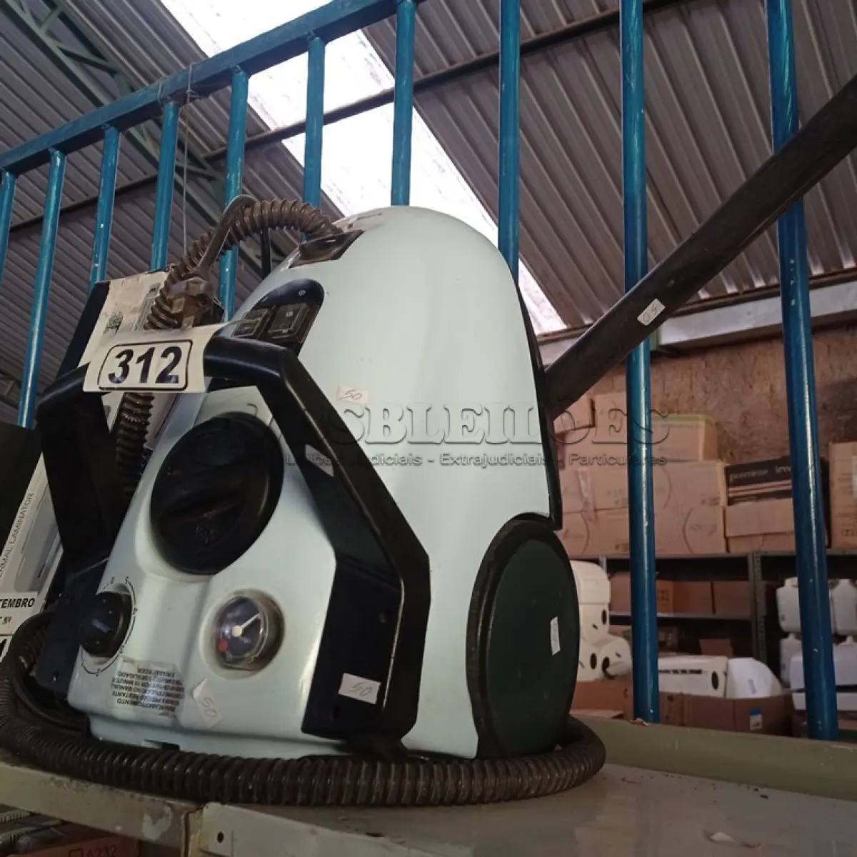 LOTE 312 - 01 ASPIRADOR DE PÓ MARCA LAVOR 220V. (NO ESTADO) ATENÇÃO! FAZER A VISITAÇÃO ANTES DE ARREMATAR, NÃO SABEMOS SE FUNCIONA. LEILÃO NÃO TEM GARANTIA E NEM DEVOLUÇÃO, SUJEITO A POSSÍVEIS AVARIAS VISÍVEIS/OCULTAS E/OU AUSÊNCIA DE COMPONENTES.