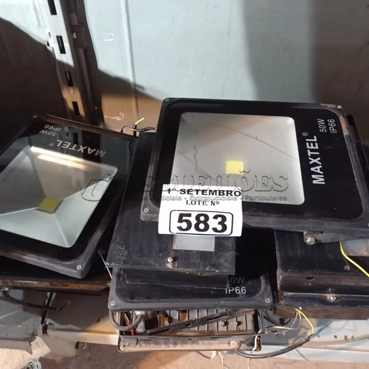 LOTE 583 - 01 LOTE COM VÁRIAS LUMINÁRIAS E REFLETORES COM AVARIAS. (NO ESTADO) ATENÇÃO! FAZER A VISITAÇÃO ANTES DE ARREMATAR, NÃO SABEMOS SE FUNCIONA. LEILÃO NÃO TEM GARANTIA E NEM DEVOLUÇÃO, SUJEITO A POSSÍVEIS AVARIAS VISÍVEIS/OCULTAS E/OU AUSÊNCIA DE COMPONENTES.