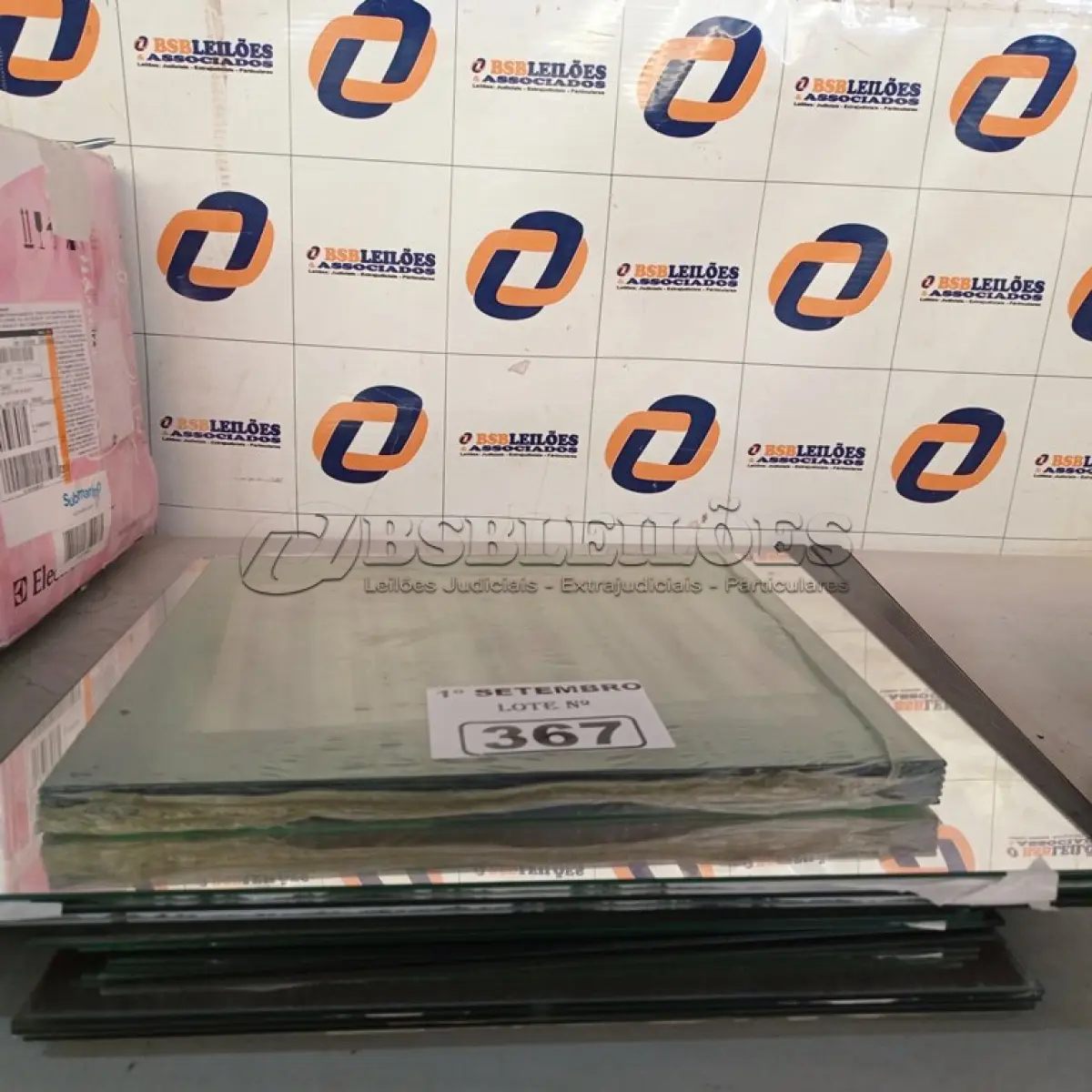 LOTE 367 - 01 LOTE COM VÁRIOS ESPELHOS E RECORTE DE VIDRO DE TAMANHOS DIVERSOS. (NO ESTADO) ATENÇÃO! FAZER A VISITAÇÃO ANTES DE ARREMATAR, NÃO SABEMOS SE FUNCIONA. LEILÃO NÃO TEM GARANTIA E NEM DEVOLUÇÃO, SUJEITO A POSSÍVEIS AVARIAS VISÍVEIS/OCULTAS E/OU AUSÊNCIA DE COMPONENTES.