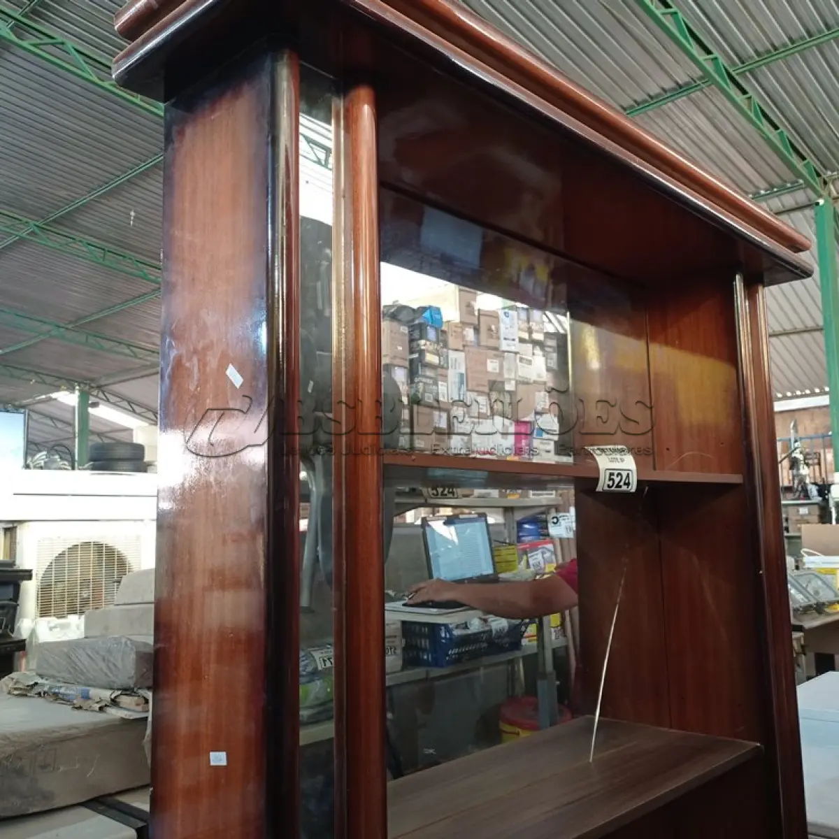 LOTE 524 - 01 ESTANTE EM MADEIRA. (NO ESTADO) ATENÇÃO! FAZER A VISITAÇÃO ANTES DE ARREMATAR, NÃO SABEMOS SE FUNCIONA. LEILÃO NÃO TEM GARANTIA E NEM DEVOLUÇÃO, SUJEITO A POSSÍVEIS AVARIAS VISÍVEIS/OCULTAS E/OU AUSÊNCIA DE COMPONENTES.