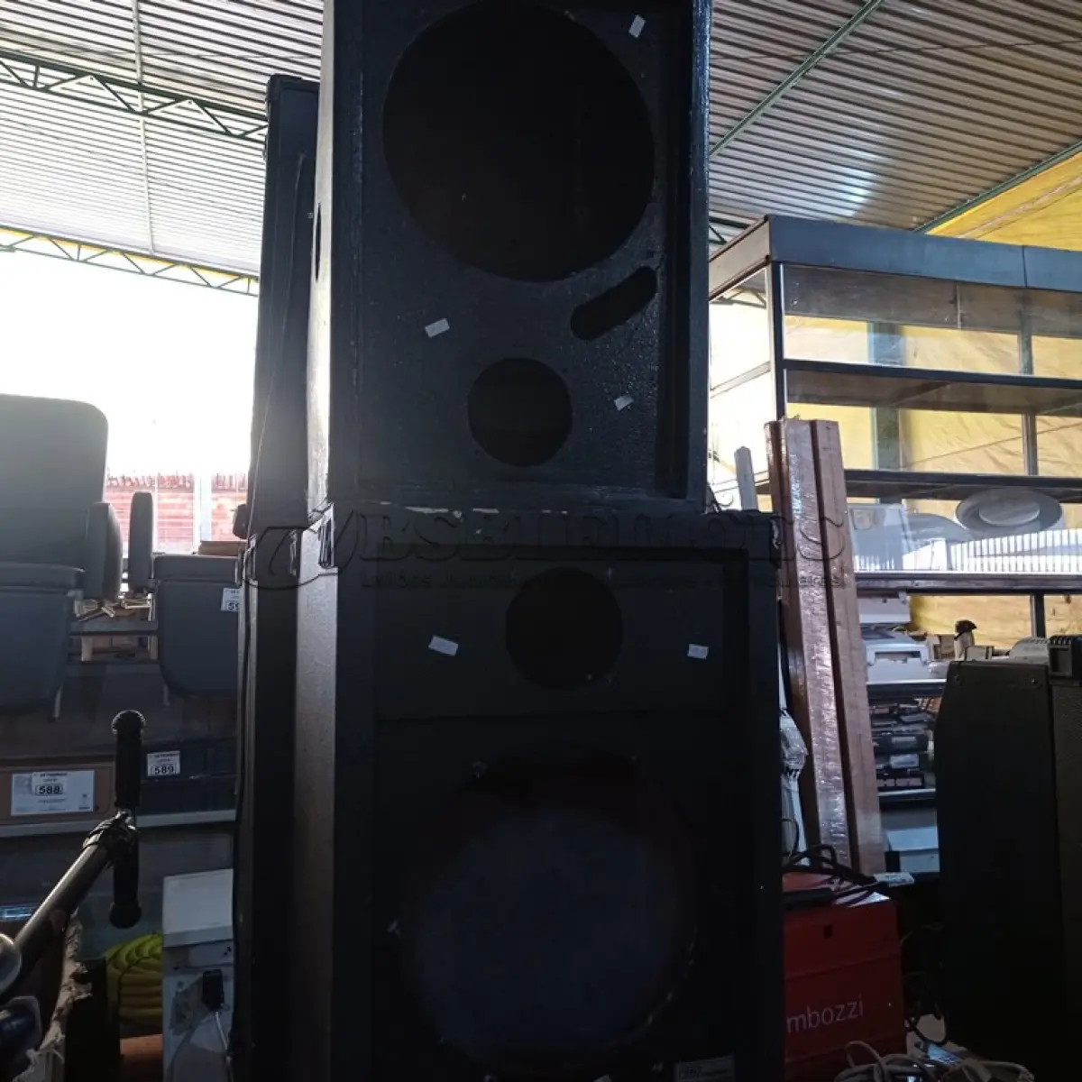 LOTE 470 - 04 CAIXAS DE SOM INCOMPLETAS. (NO ESTADO) ATENÇÃO! FAZER A VISITAÇÃO ANTES DE ARREMATAR, NÃO SABEMOS SE FUNCIONA. LEILÃO NÃO TEM GARANTIA E NEM DEVOLUÇÃO, SUJEITO A POSSÍVEIS AVARIAS VISÍVEIS/OCULTAS E/OU AUSÊNCIA DE COMPONENTES.