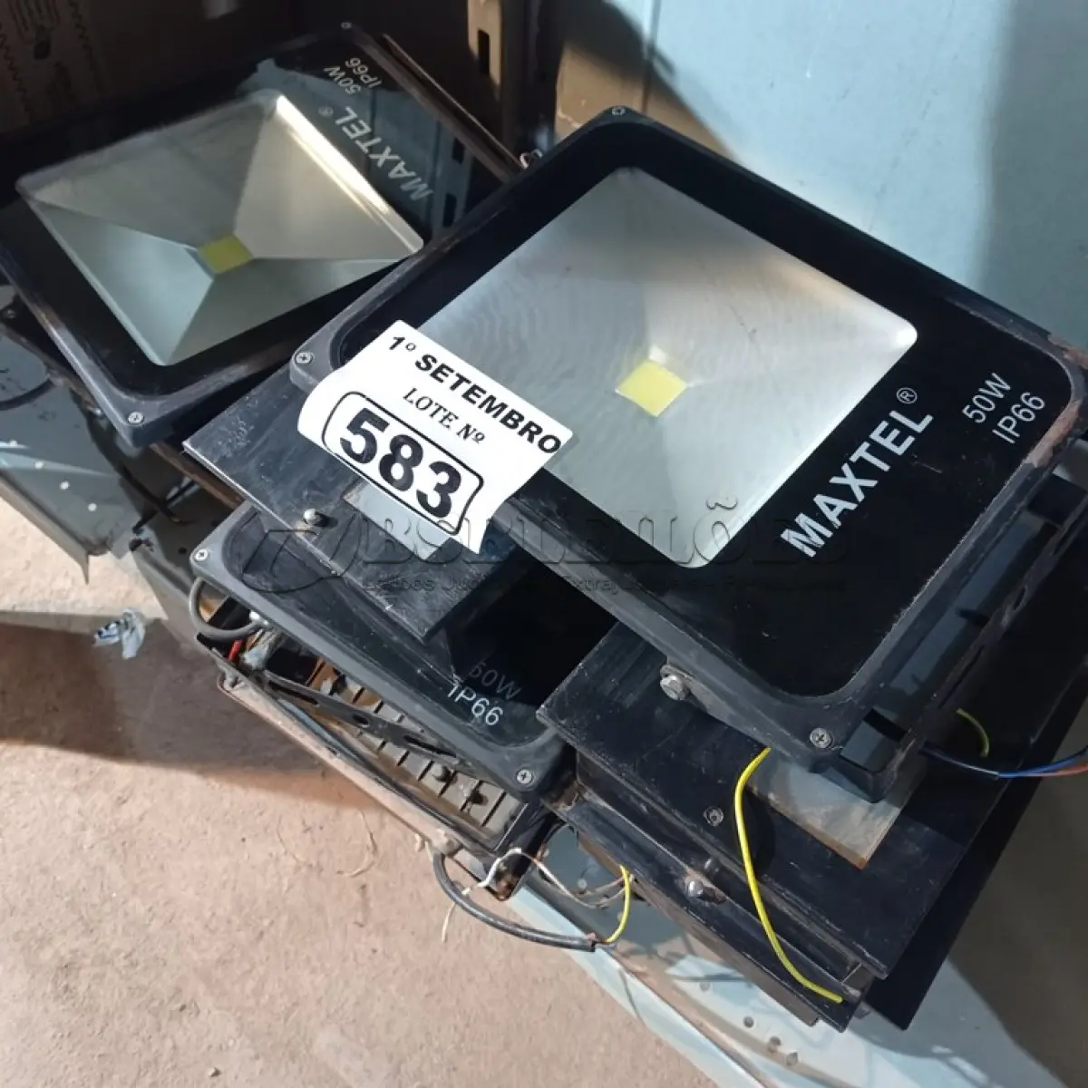 LOTE 583 - 01 LOTE COM VÁRIAS LUMINÁRIAS E REFLETORES COM AVARIAS. (NO ESTADO) ATENÇÃO! FAZER A VISITAÇÃO ANTES DE ARREMATAR, NÃO SABEMOS SE FUNCIONA. LEILÃO NÃO TEM GARANTIA E NEM DEVOLUÇÃO, SUJEITO A POSSÍVEIS AVARIAS VISÍVEIS/OCULTAS E/OU AUSÊNCIA DE COMPONENTES.