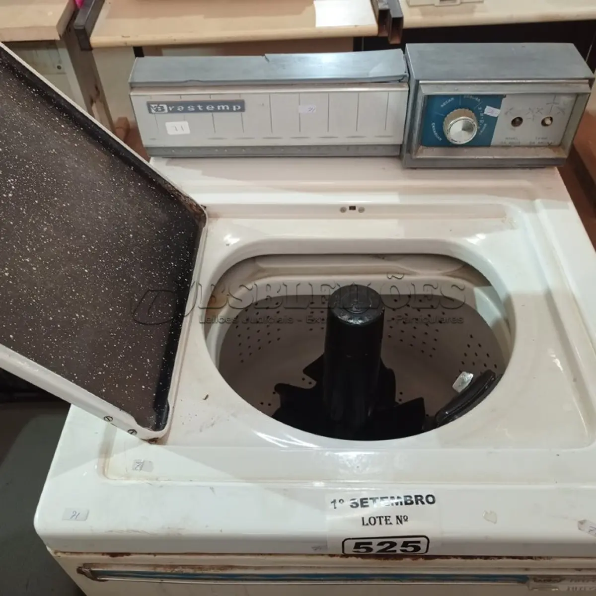 LOTE 525 - 01 LAVADORA DE ROUPAS MARCA BRASTEMP. (NO ESTADO) ATENÇÃO! FAZER A VISITAÇÃO ANTES DE ARREMATAR, NÃO SABEMOS SE FUNCIONA. LEILÃO NÃO TEM GARANTIA E NEM DEVOLUÇÃO, SUJEITO A POSSÍVEIS AVARIAS VISÍVEIS/OCULTAS E/OU AUSÊNCIA DE COMPONENTES.