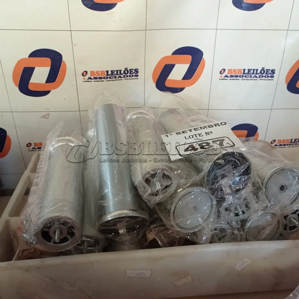 LOTE 487 - 01 LOTE COM VÁRIOS PÉS PARA GUARDA-ROUPAS. (NO ESTADO) ATENÇÃO! FAZER A VISITAÇÃO ANTES DE ARREMATAR, NÃO SABEMOS SE FUNCIONA. LEILÃO NÃO TEM GARANTIA E NEM DEVOLUÇÃO, SUJEITO A POSSÍVEIS AVARIAS VISÍVEIS/OCULTAS E/OU AUSÊNCIA DE COMPONENTES.