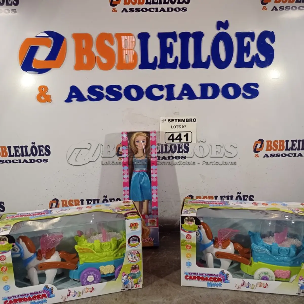 LOTE 441 - 02 BATE-VOLTA MUSICAL CARRUAGEM E 01 BONECA BELINDA. (NO ESTADO) ATENÇÃO! FAZER A VISITAÇÃO ANTES DE ARREMATAR, NÃO SABEMOS SE FUNCIONA. LEILÃO NÃO TEM GARANTIA E NEM DEVOLUÇÃO, SUJEITO A POSSÍVEIS AVARIAS VISÍVEIS/OCULTAS E/OU AUSÊNCIA DE COMPONENTES.