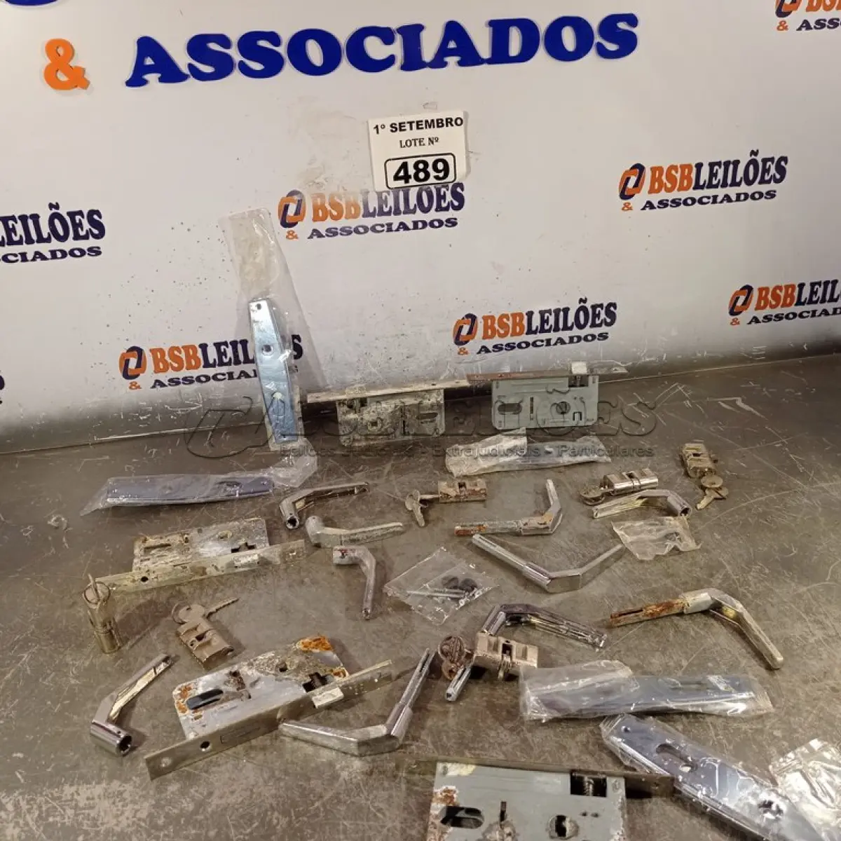 LOTE 489 - 01 LOTE COM VÁRIAS FECHADURAS MARCAS E MODELOS DIVERSOS. (NO ESTADO) ATENÇÃO! FAZER A VISITAÇÃO ANTES DE ARREMATAR, NÃO SABEMOS SE FUNCIONA. LEILÃO NÃO TEM GARANTIA E NEM DEVOLUÇÃO, SUJEITO A POSSÍVEIS AVARIAS VISÍVEIS/OCULTAS E/OU AUSÊNCIA DE COMPONENTES.