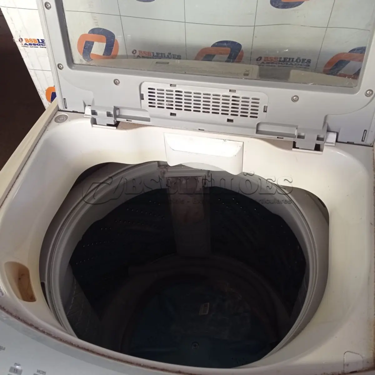 LOTE 351 - 01 MÁQUINA DE LAVAR ROUPAS MARCA PANASONIC CAPACIDADE 14KG 220V. (NO ESTADO) ATENÇÃO! FAZER A VISITAÇÃO ANTES DE ARREMATAR, NÃO SABEMOS SE FUNCIONA. LEILÃO NÃO TEM GARANTIA E NEM DEVOLUÇÃO, SUJEITO A POSSÍVEIS AVARIAS VISÍVEIS/OCULTAS E/OU AUSÊNCIA DE COMPONENTES.
