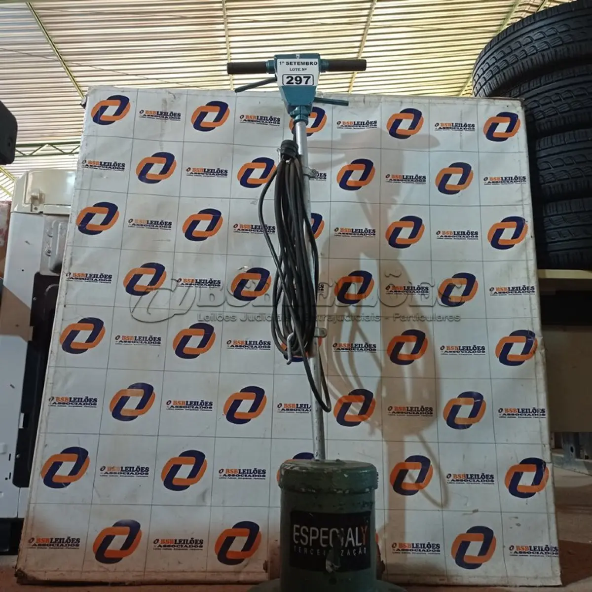 LOTE 297 - 01 ENCERADEIRA INDUSTRIAL. (NO ESTADO) ATENÇÃO! FAZER A VISITAÇÃO ANTES DE ARREMATAR, NÃO SABEMOS SE FUNCIONA. LEILÃO NÃO TEM GARANTIA E NEM DEVOLUÇÃO, SUJEITO A POSSÍVEIS AVARIAS VISÍVEIS/OCULTAS E/OU AUSÊNCIA DE COMPONENTES.