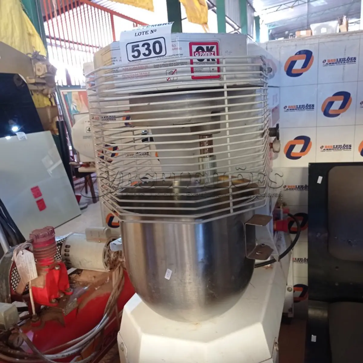 LOTE 530 - 01 MASSEIRA INDUSTRIAL MARCA GPANIS MODELO BP18C. (NO ESTADO) ATENÇÃO! FAZER A VISITAÇÃO ANTES DE ARREMATAR, NÃO SABEMOS SE FUNCIONA. LEILÃO NÃO TEM GARANTIA E NEM DEVOLUÇÃO, SUJEITO A POSSÍVEIS AVARIAS VISÍVEIS/OCULTAS E/OU AUSÊNCIA DE COMPONENTES.