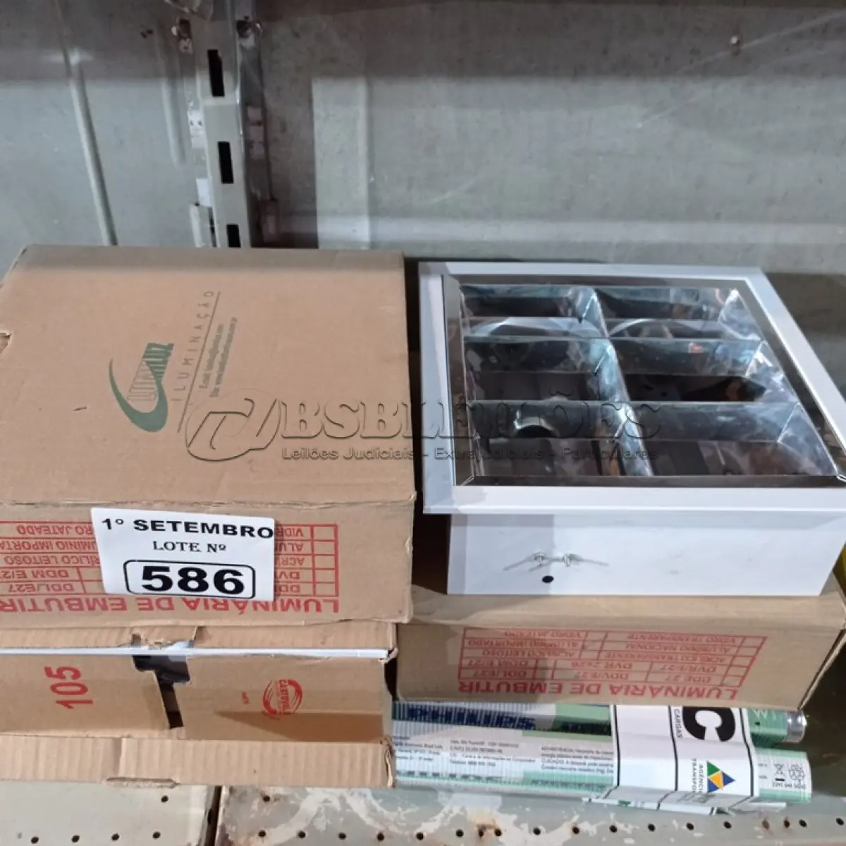 LOTE 586 - 04 LUMINÁRIAS QUADRADAS DE EMBUTIR E VÁRIAS LÂMPADAS FLUORESCENTE TUBULAR. (NO ESTADO) ATENÇÃO! FAZER A VISITAÇÃO ANTES DE ARREMATAR, NÃO SABEMOS SE FUNCIONA. LEILÃO NÃO TEM GARANTIA E NEM DEVOLUÇÃO, SUJEITO A POSSÍVEIS AVARIAS VISÍVEIS/OCULTAS E/OU AUSÊNCIA DE COMPONENTES.