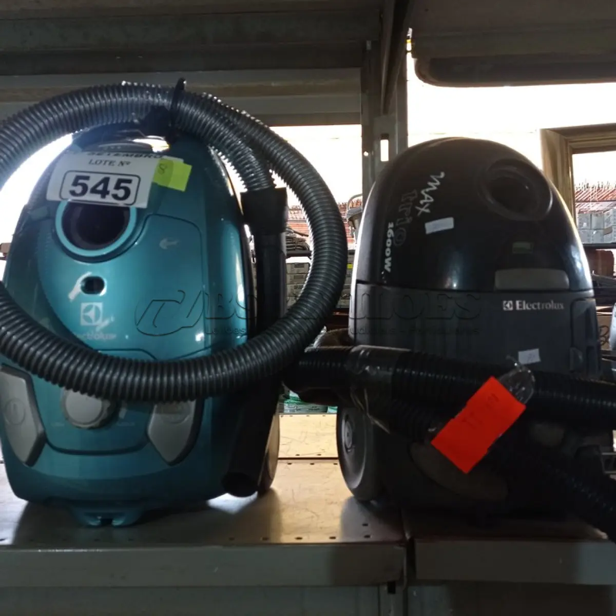 LOTE 545 - 02 ASPIRADORES DE PÓ MARCAS ELECTROLUX MODELOS DIVERSOS. (NO ESTADO) ATENÇÃO! FAZER A VISITAÇÃO ANTES DE ARREMATAR, NÃO SABEMOS SE FUNCIONA. LEILÃO NÃO TEM GARANTIA E NEM DEVOLUÇÃO, SUJEITO A POSSÍVEIS AVARIAS VISÍVEIS/OCULTAS E/OU AUSÊNCIA DE COMPONENTES.