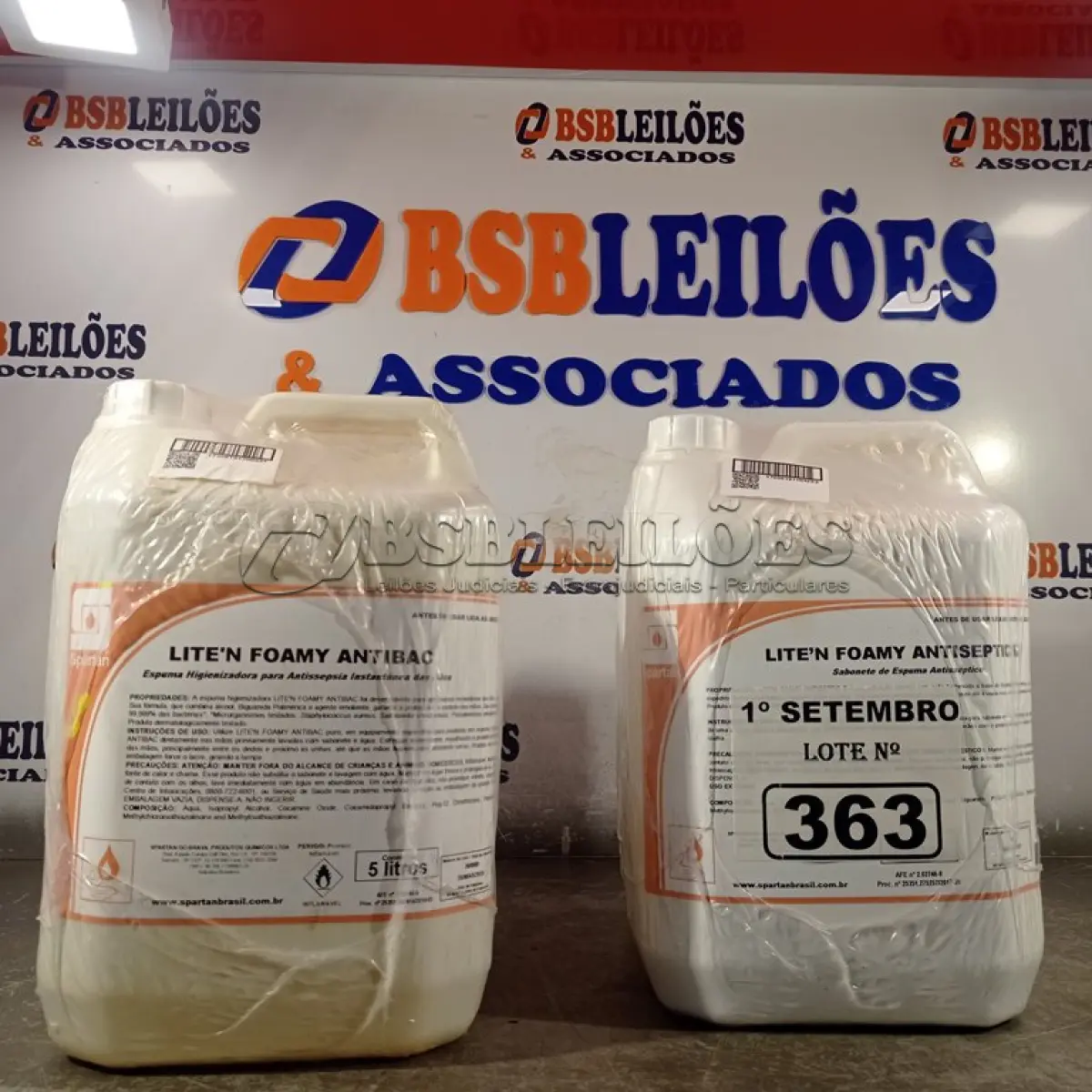 LOTE 363 - 20 LITROS DE SABONETE DE ESPUMA ANTISSÉPTICO. (NO ESTADO) ATENÇÃO! FAZER A VISITAÇÃO ANTES DE ARREMATAR, NÃO SABEMOS SE FUNCIONA. LEILÃO NÃO TEM GARANTIA E NEM DEVOLUÇÃO, SUJEITO A POSSÍVEIS AVARIAS VISÍVEIS/OCULTAS E/OU AUSÊNCIA DE COMPONENTES.