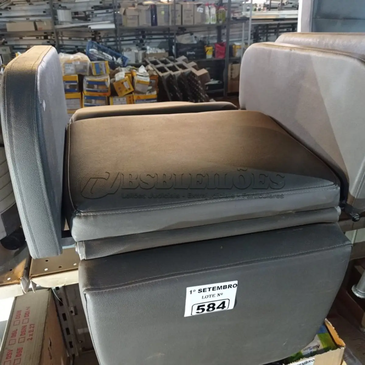 LOTE 584 - 01 POLTRONA PARA DESCANSO. (NO ESTADO) ATENÇÃO! FAZER A VISITAÇÃO ANTES DE ARREMATAR, NÃO SABEMOS SE FUNCIONA. LEILÃO NÃO TEM GARANTIA E NEM DEVOLUÇÃO, SUJEITO A POSSÍVEIS AVARIAS VISÍVEIS/OCULTAS E/OU AUSÊNCIA DE COMPONENTES.