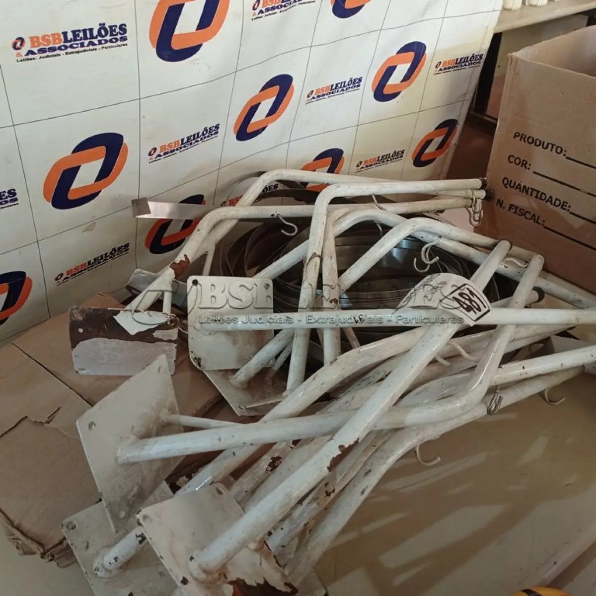 LOTE 481 - 01 LOTE COM VÁRIOS EXPOSITORES E 05 ROLOS DE FITA DE AÇO. (NO ESTADO) ATENÇÃO! FAZER A VISITAÇÃO ANTES DE ARREMATAR, NÃO SABEMOS SE FUNCIONA. LEILÃO NÃO TEM GARANTIA E NEM DEVOLUÇÃO, SUJEITO A POSSÍVEIS AVARIAS VISÍVEIS/OCULTAS E/OU AUSÊNCIA DE COMPONENTES.