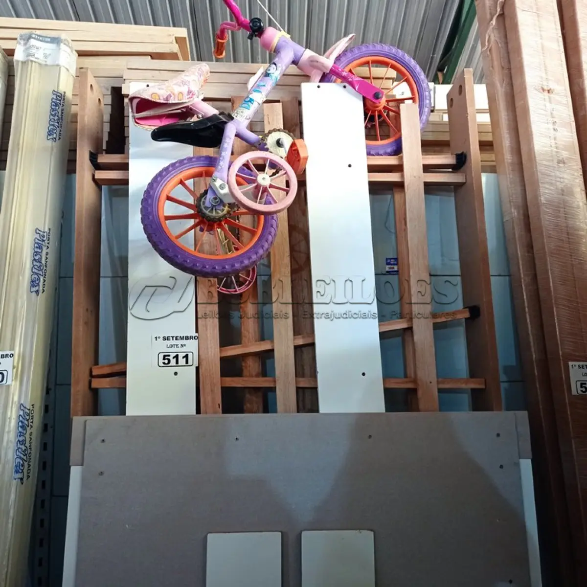 LOTE 511 - 01 CAMA DE SOLTEIRO E 01 BICICLETA INFANTIL COM AVARIAS. (NO ESTADO) ATENÇÃO! FAZER A VISITAÇÃO ANTES DE ARREMATAR, NÃO SABEMOS SE FUNCIONA. LEILÃO NÃO TEM GARANTIA E NEM DEVOLUÇÃO, SUJEITO A POSSÍVEIS AVARIAS VISÍVEIS/OCULTAS E/OU AUSÊNCIA DE COMPONENTES.