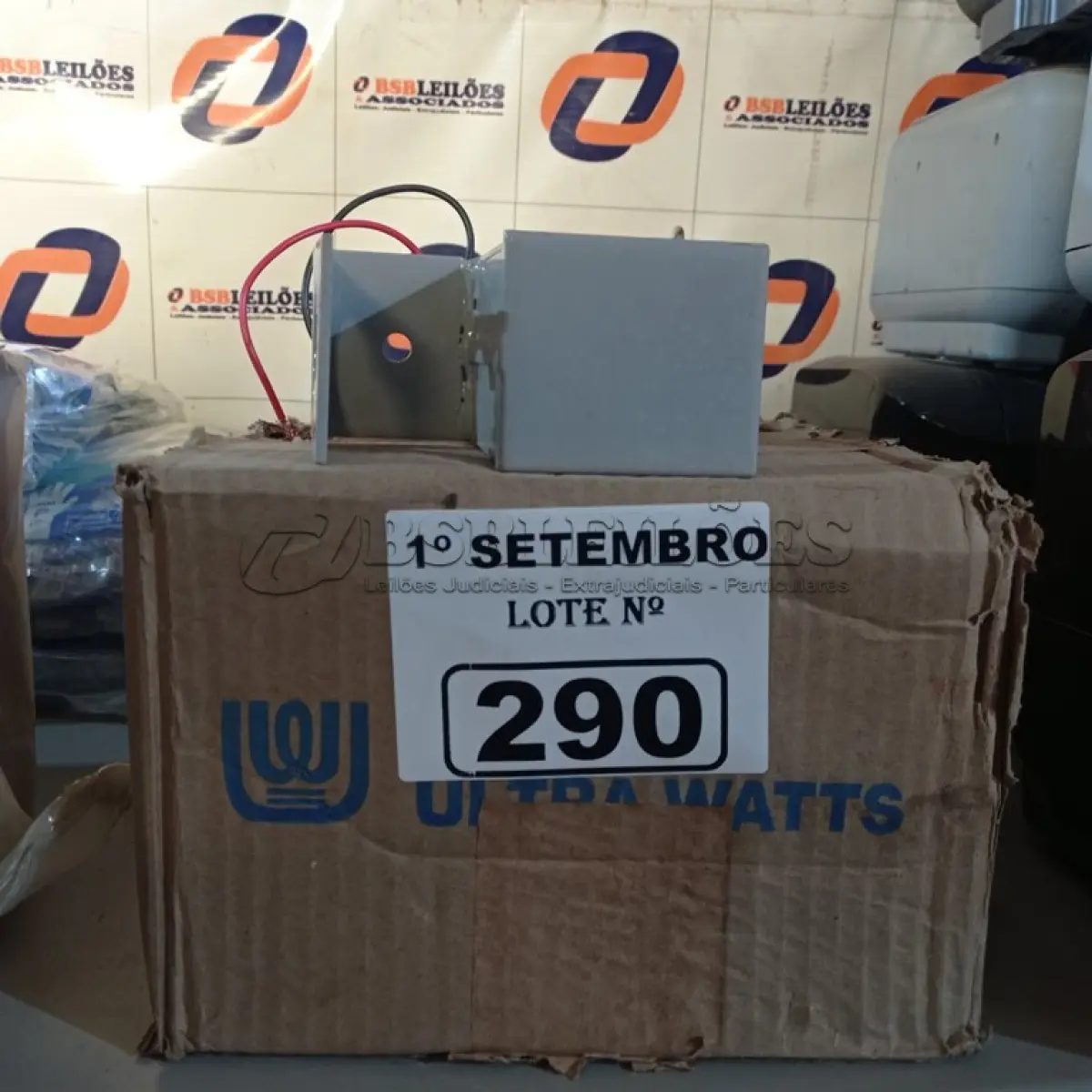 LOTE 290 - 03 CAIXAS DE REATORES PARA LÂMPADAS DE VAPOR METÁLICO 150W. (NO ESTADO) ATENÇÃO! FAZER A VISITAÇÃO ANTES DE ARREMATAR, NÃO SABEMOS SE FUNCIONA. LEILÃO NÃO TEM GARANTIA E NEM DEVOLUÇÃO, SUJEITO A POSSÍVEIS AVARIAS VISÍVEIS/OCULTAS E/OU AUSÊNCIA DE COMPONENTES.