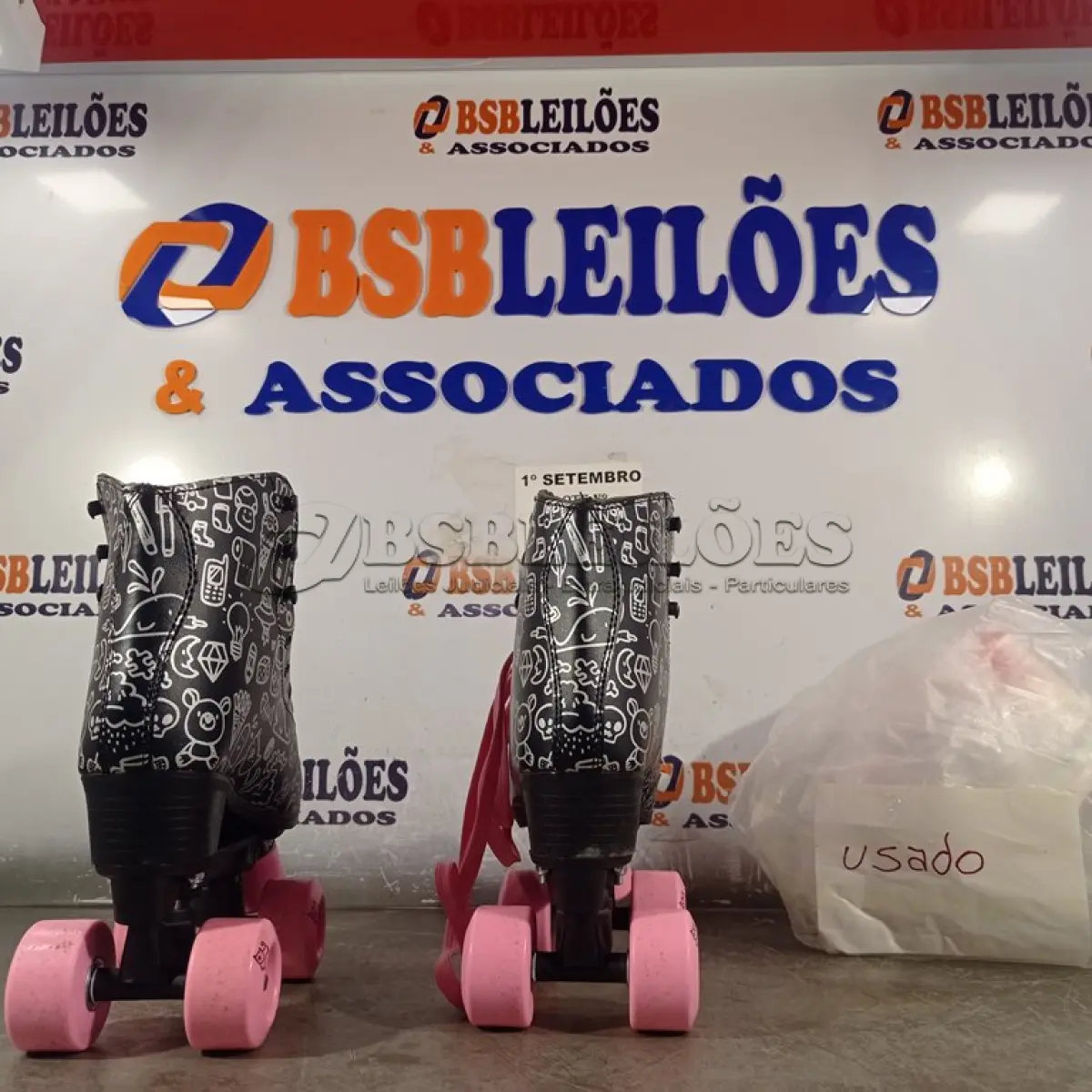 LOTE 420 - 01 PAR DE PATINS Nº36. (NO ESTADO) ATENÇÃO! FAZER A VISITAÇÃO ANTES DE ARREMATAR, NÃO SABEMOS SE FUNCIONA. LEILÃO NÃO TEM GARANTIA E NEM DEVOLUÇÃO, SUJEITO A POSSÍVEIS AVARIAS VISÍVEIS/OCULTAS E/OU AUSÊNCIA DE COMPONENTES.