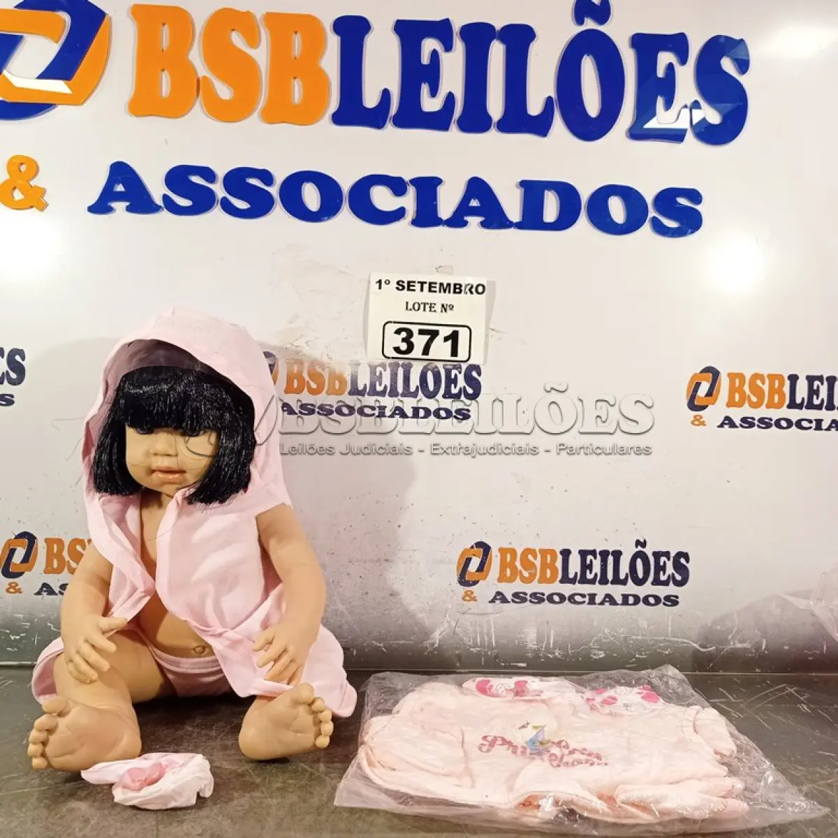 LOTE 371 - 01 BONECA BEBE REBORN. (NO ESTADO) ATENÇÃO! FAZER A VISITAÇÃO ANTES DE ARREMATAR, NÃO SABEMOS SE FUNCIONA. LEILÃO NÃO TEM GARANTIA E NEM DEVOLUÇÃO, SUJEITO A POSSÍVEIS AVARIAS VISÍVEIS/OCULTAS E/OU AUSÊNCIA DE COMPONENTES.