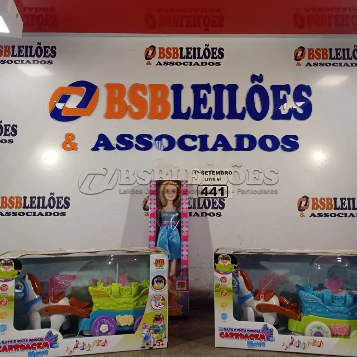 LOTE 441 - 02 BATE-VOLTA MUSICAL CARRUAGEM E 01 BONECA BELINDA. (NO ESTADO) ATENÇÃO! FAZER A VISITAÇÃO ANTES DE ARREMATAR, NÃO SABEMOS SE FUNCIONA. LEILÃO NÃO TEM GARANTIA E NEM DEVOLUÇÃO, SUJEITO A POSSÍVEIS AVARIAS VISÍVEIS/OCULTAS E/OU AUSÊNCIA DE COMPONENTES.