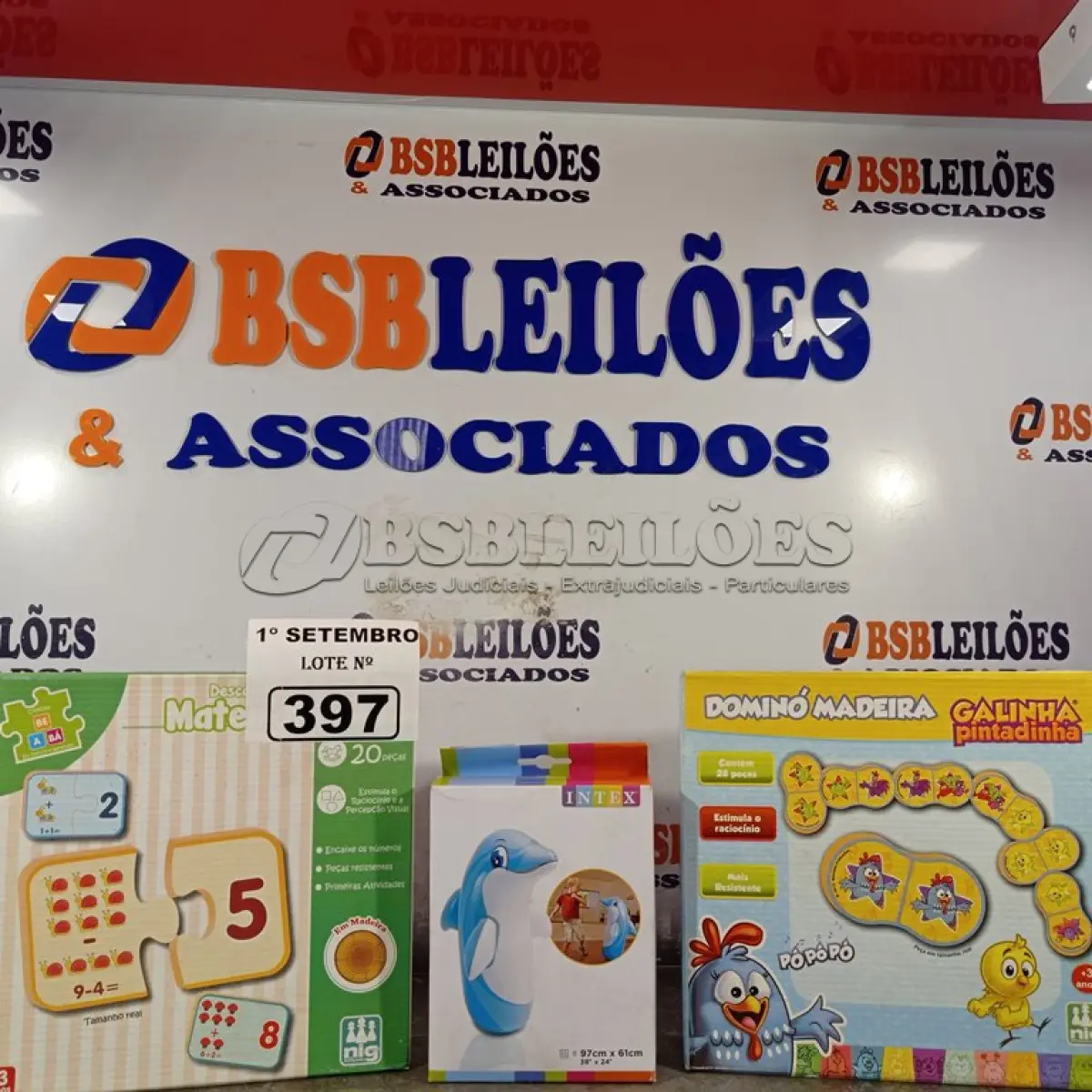 LOTE 397 - 01 BONECO JOÃO TEIMOSO GOLFINHO, 01 JOGO DESCOBRINDO A MATEMÁTICA E 01 DOMINO DA GALINHA PINTADINHA. (NO ESTADO) ATENÇÃO! FAZER A VISITAÇÃO ANTES DE ARREMATAR, NÃO SABEMOS SE FUNCIONA. LEILÃO NÃO TEM GARANTIA E NEM DEVOLUÇÃO, SUJEITO A POSSÍVEIS AVARIAS VISÍVEIS/OCULTAS E/OU AUSÊNCIA DE COMPONENTES.