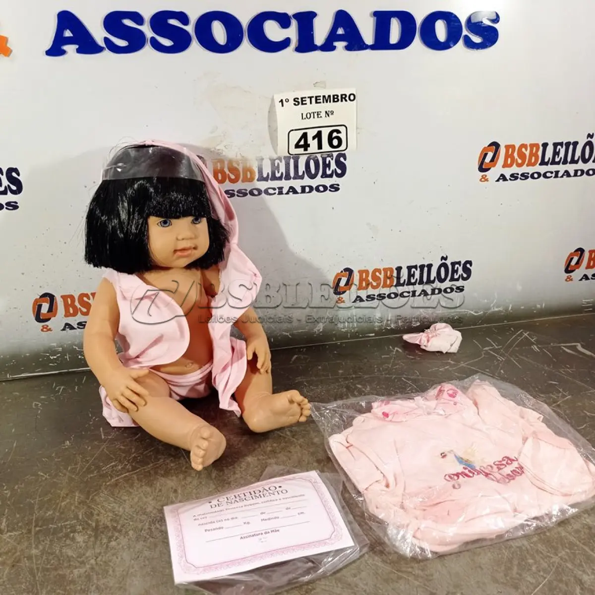 LOTE 416 - 01 BONECA BEBE REBORN. (NO ESTADO) ATENÇÃO! FAZER A VISITAÇÃO ANTES DE ARREMATAR, NÃO SABEMOS SE FUNCIONA. LEILÃO NÃO TEM GARANTIA E NEM DEVOLUÇÃO, SUJEITO A POSSÍVEIS AVARIAS VISÍVEIS/OCULTAS E/OU AUSÊNCIA DE COMPONENTES.
