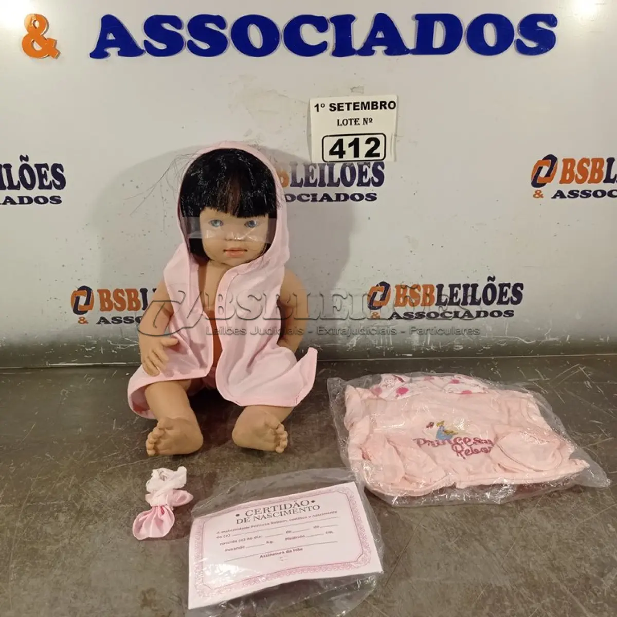 LOTE 412 - 01 BONECA BEBE REBORN. (NO ESTADO) ATENÇÃO! FAZER A VISITAÇÃO ANTES DE ARREMATAR, NÃO SABEMOS SE FUNCIONA. LEILÃO NÃO TEM GARANTIA E NEM DEVOLUÇÃO, SUJEITO A POSSÍVEIS AVARIAS VISÍVEIS/OCULTAS E/OU AUSÊNCIA DE COMPONENTES.