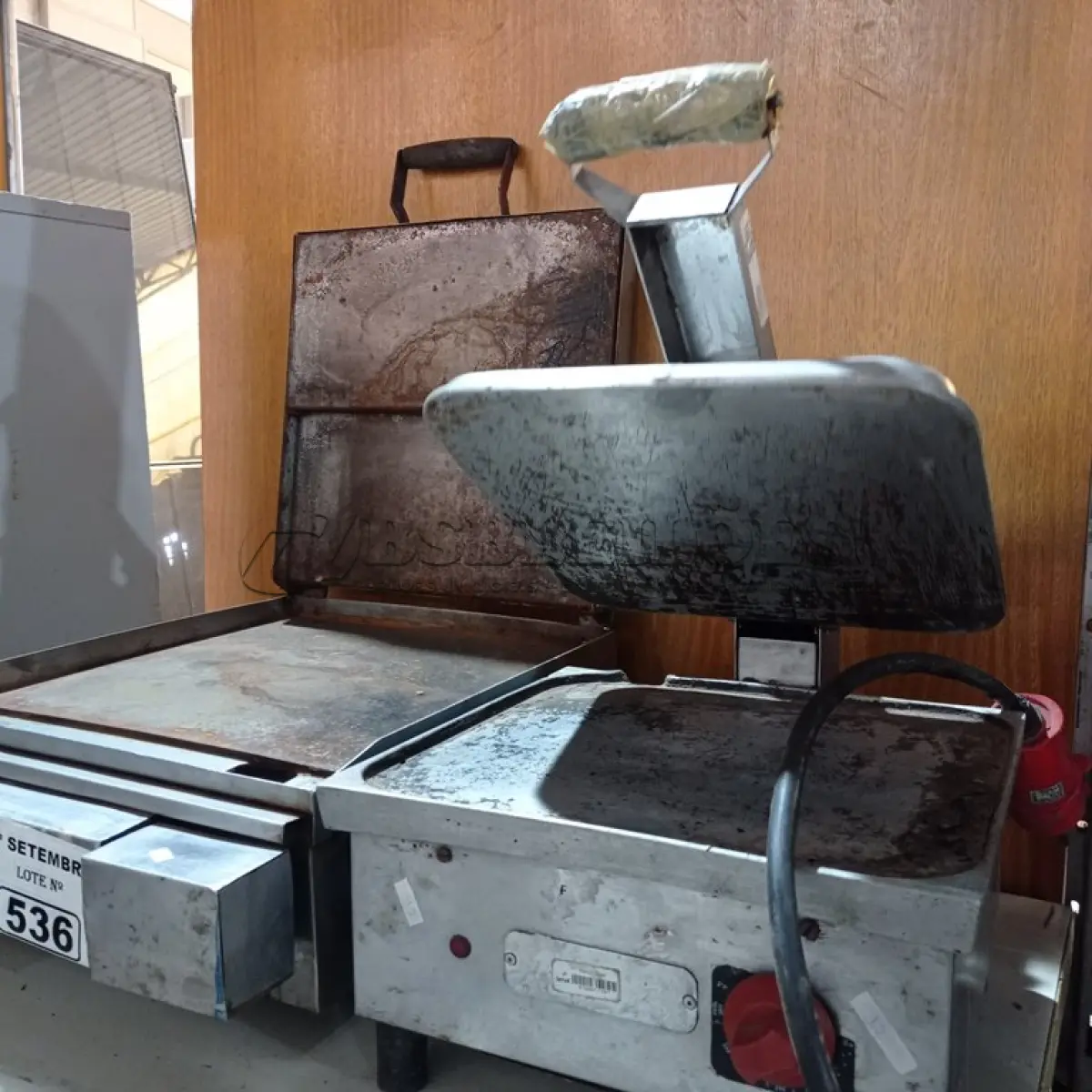LOTE 536 - 02 CHAPAS COM AVARIAS. (NO ESTADO) ATENÇÃO! FAZER A VISITAÇÃO ANTES DE ARREMATAR, NÃO SABEMOS SE FUNCIONA. LEILÃO NÃO TEM GARANTIA E NEM DEVOLUÇÃO, SUJEITO A POSSÍVEIS AVARIAS VISÍVEIS/OCULTAS E/OU AUSÊNCIA DE COMPONENTES.