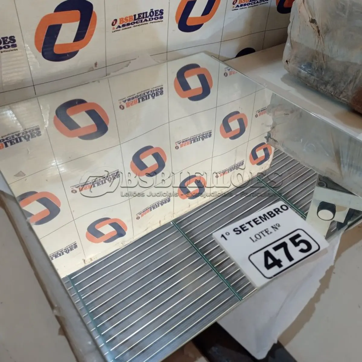 LOTE 475 - 01 LOTE COM VÁRIOS ESPELHOS. (NO ESTADO) ATENÇÃO! FAZER A VISITAÇÃO ANTES DE ARREMATAR, NÃO SABEMOS SE FUNCIONA. LEILÃO NÃO TEM GARANTIA E NEM DEVOLUÇÃO, SUJEITO A POSSÍVEIS AVARIAS VISÍVEIS/OCULTAS E/OU AUSÊNCIA DE COMPONENTES.
