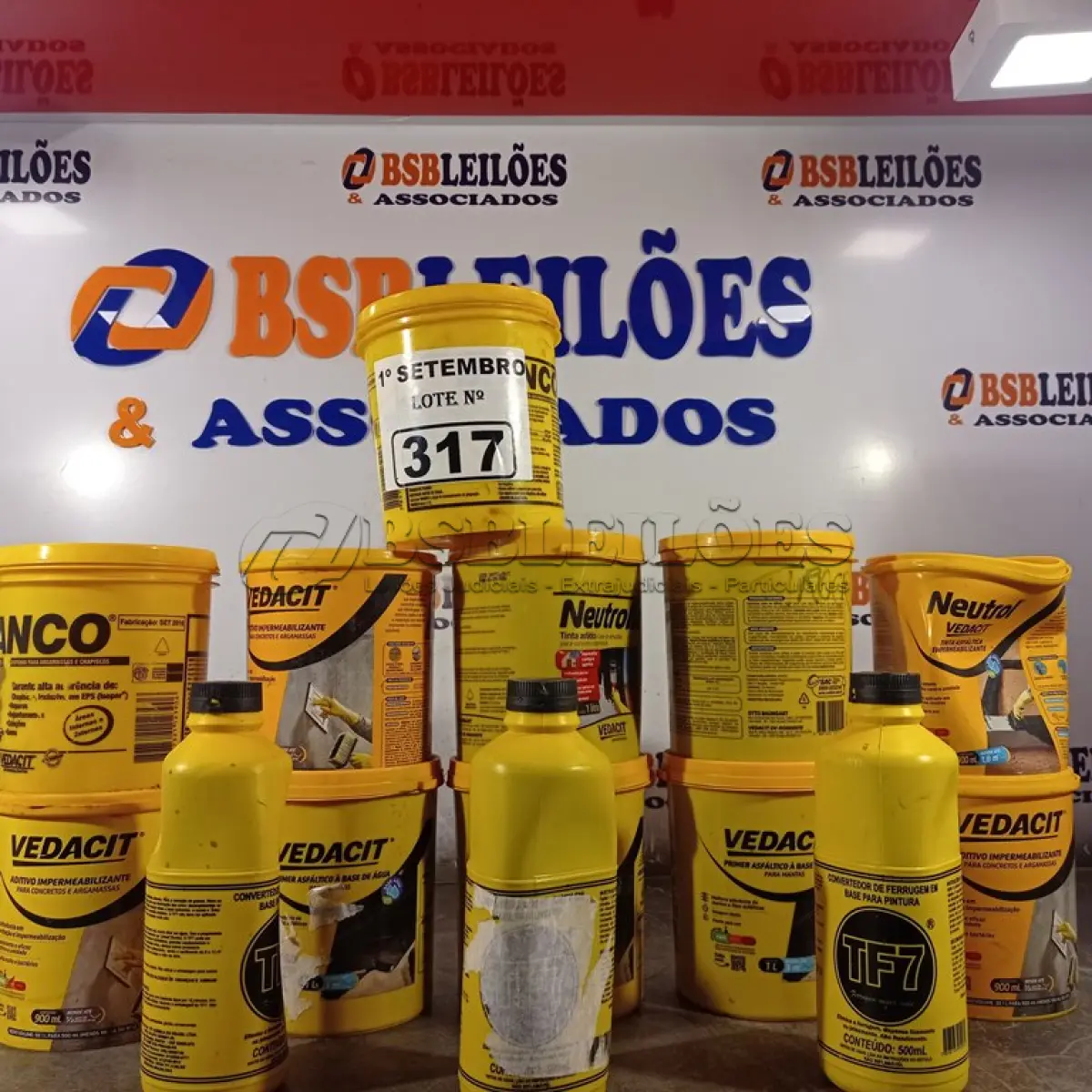LOTE 317 - 01 LOTE COM VÁRIAS LATAS DE TINTA ASFÁLTICA E ADITIVO IMPERMEABILIZANTE DIVERSOS E 03 FRASCOS DE CONVERTEDOR DE FERRUGEM EM BASE PARA PINTURA. (NO ESTADO) ATENÇÃO! FAZER A VISITAÇÃO ANTES DE ARREMATAR, NÃO SABEMOS SE FUNCIONA. LEILÃO NÃO TEM GARANTIA E NEM DEVOLUÇÃO, SUJEITO A POSSÍVEIS AVARIAS VISÍVEIS/OCULTAS E/OU AUSÊNCIA DE COMPONENTES.