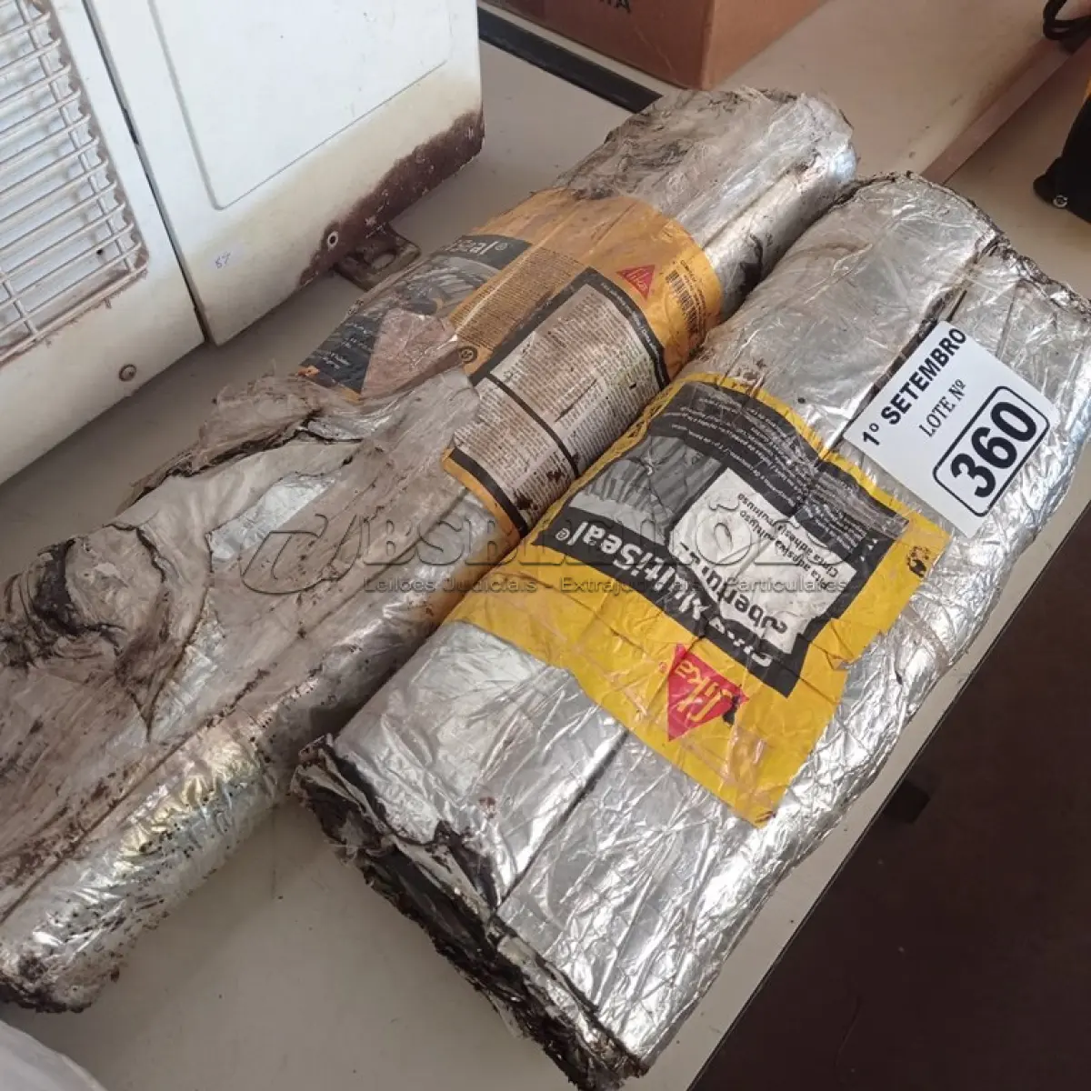 LOTE 360 - 02 ROLOS DE MANTA ASFÁLTICA MULTIUSO. (NO ESTADO) ATENÇÃO! FAZER A VISITAÇÃO ANTES DE ARREMATAR, NÃO SABEMOS SE FUNCIONA. LEILÃO NÃO TEM GARANTIA E NEM DEVOLUÇÃO, SUJEITO A POSSÍVEIS AVARIAS VISÍVEIS/OCULTAS E/OU AUSÊNCIA DE COMPONENTES.