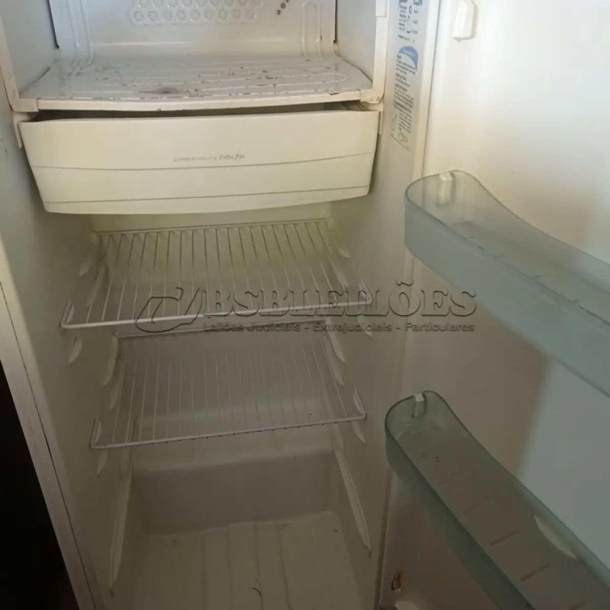 LOTE 518 - 01 GELADEIRA MARCA ELECTROLUX 220V. (NO ESTADO) ATENÇÃO! FAZER A VISITAÇÃO ANTES DE ARREMATAR, NÃO SABEMOS SE FUNCIONA. LEILÃO NÃO TEM GARANTIA E NEM DEVOLUÇÃO, SUJEITO A POSSÍVEIS AVARIAS VISÍVEIS/OCULTAS E/OU AUSÊNCIA DE COMPONENTES.
