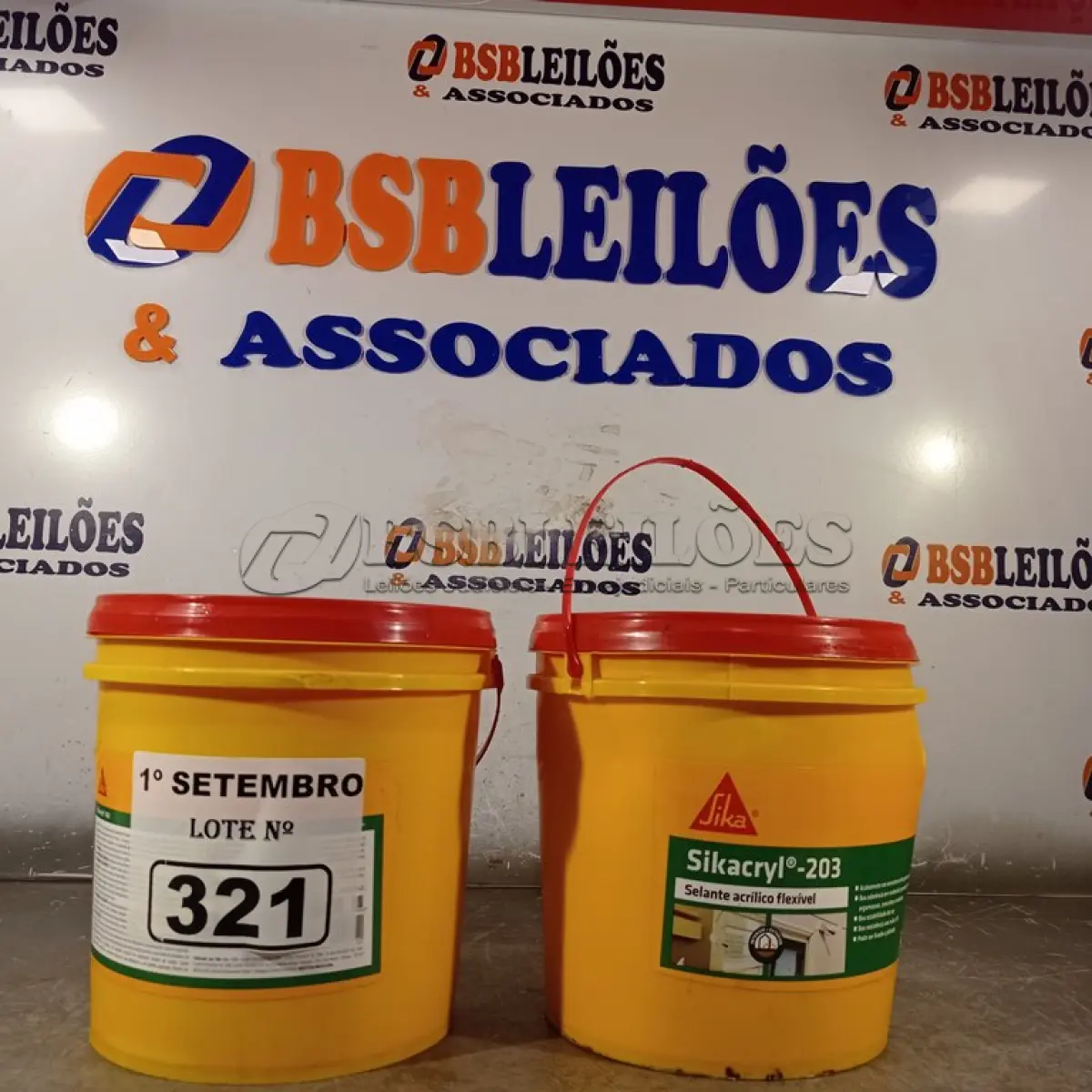 LOTE 321 - 02 BALDES DE SIKACRYL-203, SELANTE ACRÍLICO FLEXÍVEL 5KG. (NO ESTADO) ATENÇÃO! FAZER A VISITAÇÃO ANTES DE ARREMATAR, NÃO SABEMOS SE FUNCIONA. LEILÃO NÃO TEM GARANTIA E NEM DEVOLUÇÃO, SUJEITO A POSSÍVEIS AVARIAS VISÍVEIS/OCULTAS E/OU AUSÊNCIA DE COMPONENTES.