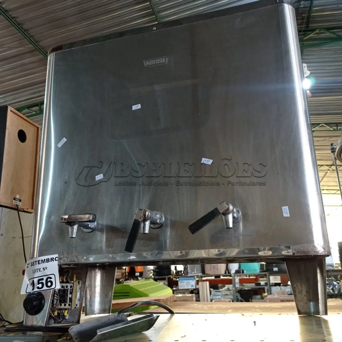 LOTE 156 - 01 CAFETEIRA INDUSTRIAL. (NO ESTADO) ATENÇÃO! FAZER A VISITAÇÃO ANTES DE ARREMATAR, NÃO SABEMOS SE FUNCIONA. LEILÃO NÃO TEM GARANTIA E NEM DEVOLUÇÃO, SUJEITO A POSSÍVEIS AVARIAS VISÍVEIS/OCULTAS E/OU AUSÊNCIA DE COMPONENTES.