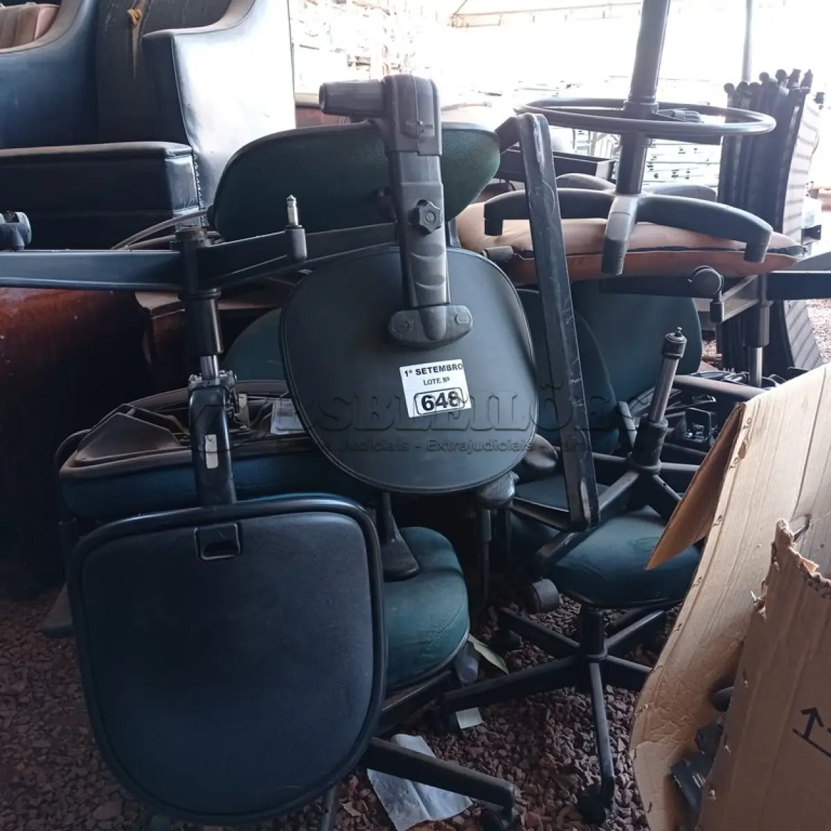 LOTE 648 - 01 LOTE COM VÁRIAS CADEIRAS DE ESCRITÓRIO COM AVARIAS. (NO ESTADO) ATENÇÃO! FAZER A VISITAÇÃO ANTES DE ARREMATAR, NÃO SABEMOS SE FUNCIONA. LEILÃO NÃO TEM GARANTIA E NEM DEVOLUÇÃO, SUJEITO A POSSÍVEIS AVARIAS VISÍVEIS/OCULTAS E/OU AUSÊNCIA DE COMPONENTES.