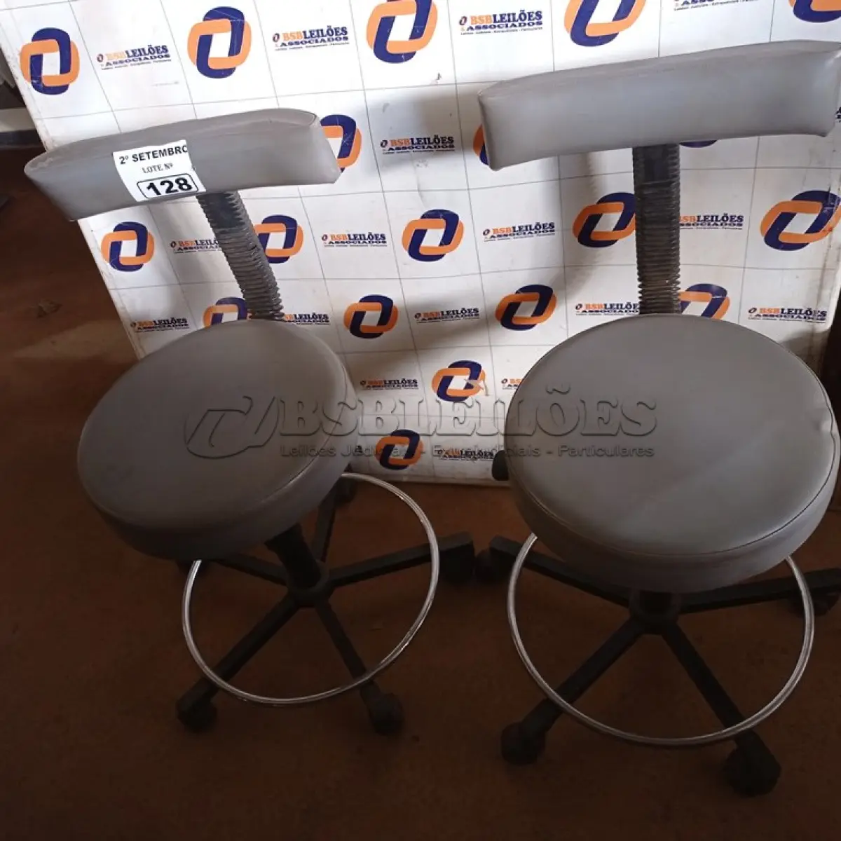 LOTE 128 - 02 BANQUETAS COM BASE GIRATÓRIA. (NO ESTADO) ATENÇÃO! FAZER A VISITAÇÃO ANTES DE ARREMATAR, NÃO SABEMOS SE FUNCIONA. LEILÃO NÃO TEM GARANTIA E NEM DEVOLUÇÃO, SUJEITO A POSSÍVEIS AVARIAS VISÍVEIS/OCULTAS E/OU AUSÊNCIA DE COMPONENTES.
