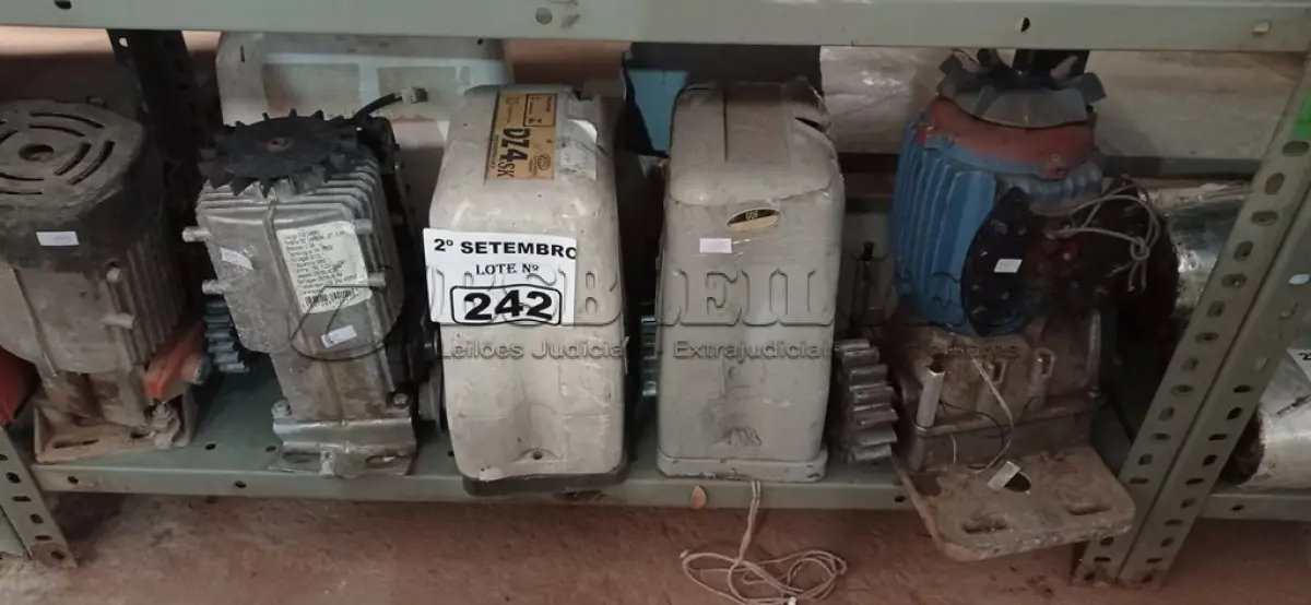 LOTE 242 - 01 LOTE COM VÁRIAS SUCATAS DE MOTORES DE PORTÕES MARCAS E MODELOS DIVERSOS. (NO ESTADO) ATENÇÃO! FAZER A VISITAÇÃO ANTES DE ARREMATAR, NÃO SABEMOS SE FUNCIONA. LEILÃO NÃO TEM GARANTIA E NEM DEVOLUÇÃO, SUJEITO A POSSÍVEIS AVARIAS VISÍVEIS/OCULTAS E/OU AUSÊNCIA DE COMPONENTES.