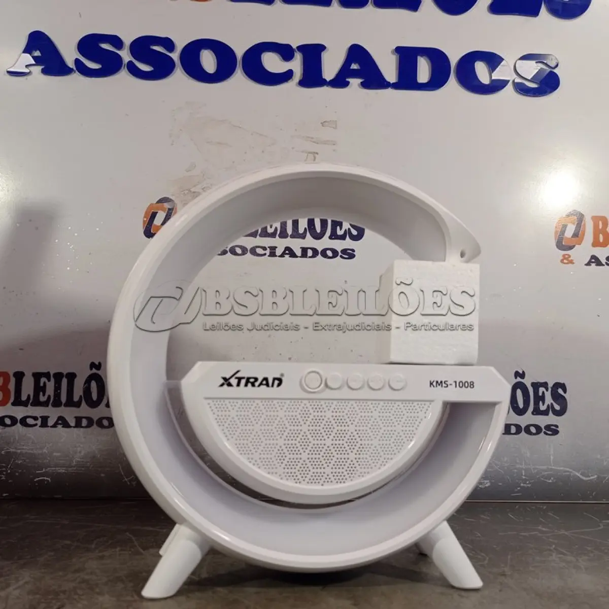 LOTE 056 - 01 LUMINÁRIA/CAIXA DE SOM/CARREGADOR POR INDUÇÃO. (NO ESTADO) ATENÇÃO! FAZER A VISITAÇÃO ANTES DE ARREMATAR, NÃO SABEMOS SE FUNCIONA. LEILÃO NÃO TEM GARANTIA E NEM DEVOLUÇÃO, SUJEITO A POSSÍVEIS AVARIAS VISÍVEIS/OCULTAS E/OU AUSÊNCIA DE COMPONENTES.