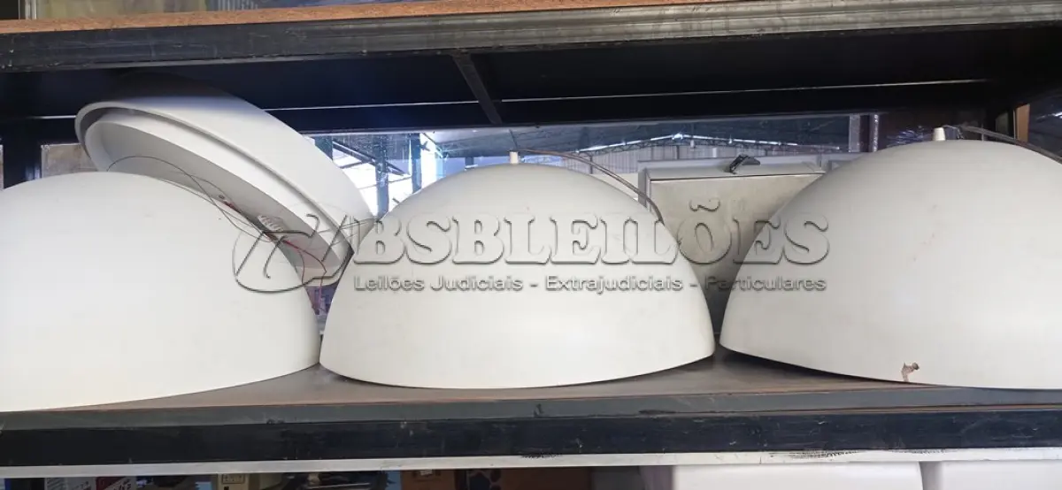 LOTE 606 - 01 LOTE COM VÁRIAS LUMINÁRIAS MARCAS E MODELOS DIVERSOS. (NO ESTADO) ATENÇÃO! FAZER A VISITAÇÃO ANTES DE ARREMATAR, NÃO SABEMOS SE FUNCIONA. LEILÃO NÃO TEM GARANTIA E NEM DEVOLUÇÃO, SUJEITO A POSSÍVEIS AVARIAS VISÍVEIS/OCULTAS E/OU AUSÊNCIA DE COMPONENTES.