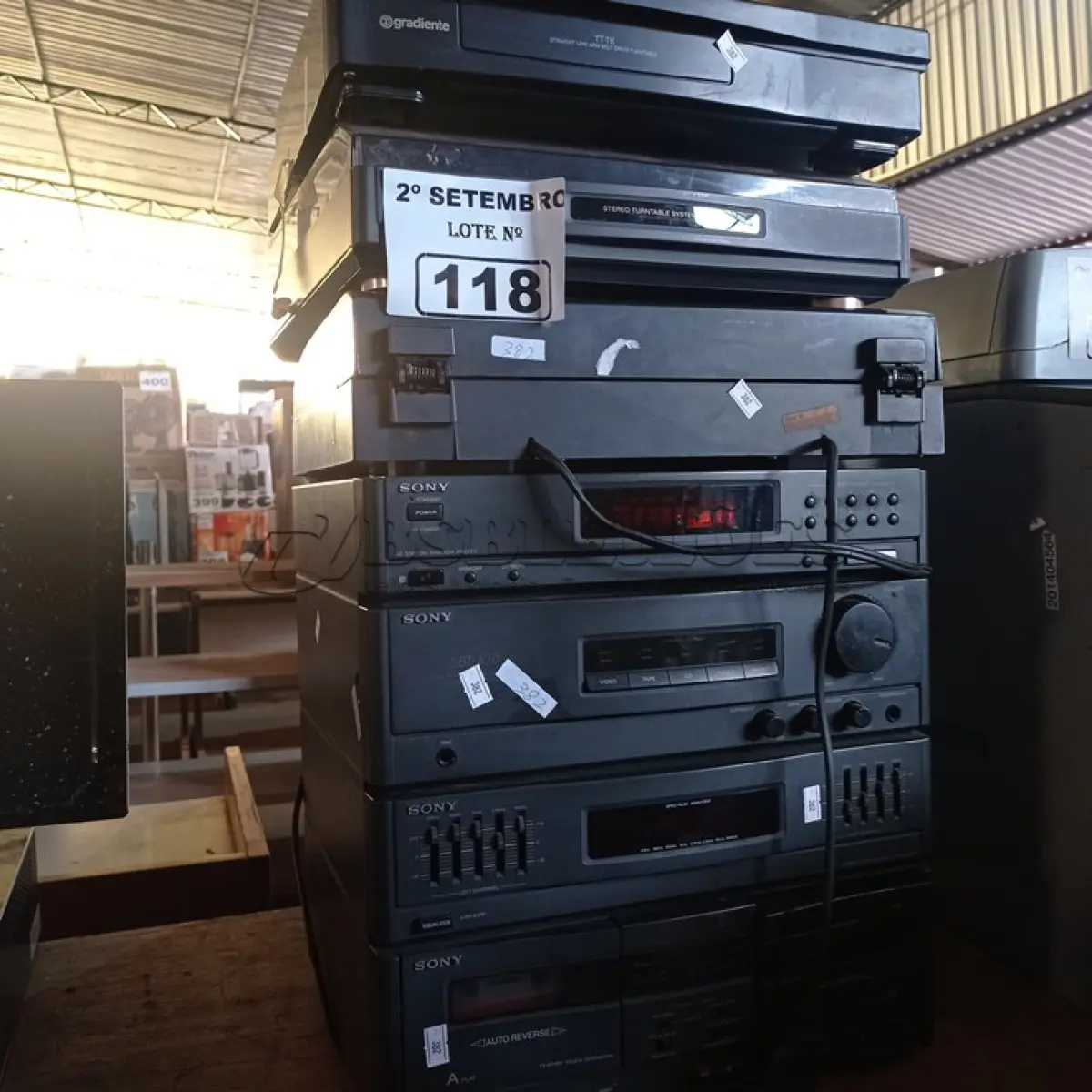 LOTE 118 - 01 APARELHO DE SOM 3X1 E 02 TOCA DISCOS MARCAS E MODELOS DIVERSOS. (NO ESTADO) ATENÇÃO! FAZER A VISITAÇÃO ANTES DE ARREMATAR, NÃO SABEMOS SE FUNCIONA. LEILÃO NÃO TEM GARANTIA E NEM DEVOLUÇÃO, SUJEITO A POSSÍVEIS AVARIAS VISÍVEIS/OCULTAS E/OU AUSÊNCIA DE COMPONENTES.