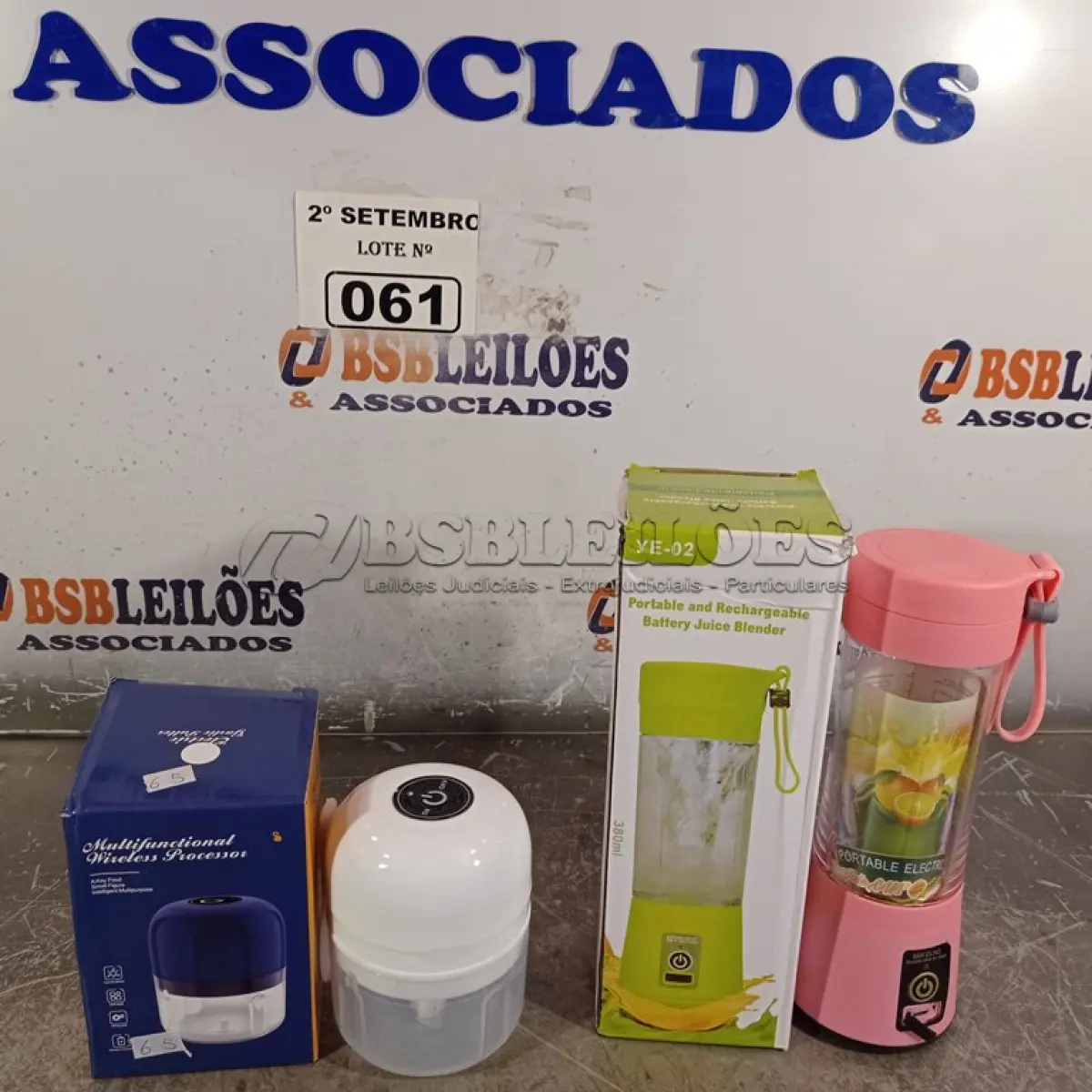 LOTE 061 - 01 LIQUIDIFICADOR PORTÁTIL E 01 PROCESSADOR DE ALIMENTOS. (NO ESTADO) ATENÇÃO! FAZER A VISITAÇÃO ANTES DE ARREMATAR, NÃO SABEMOS SE FUNCIONA. LEILÃO NÃO TEM GARANTIA E NEM DEVOLUÇÃO, SUJEITO A POSSÍVEIS AVARIAS VISÍVEIS/OCULTAS E/OU AUSÊNCIA DE COMPONENTES.